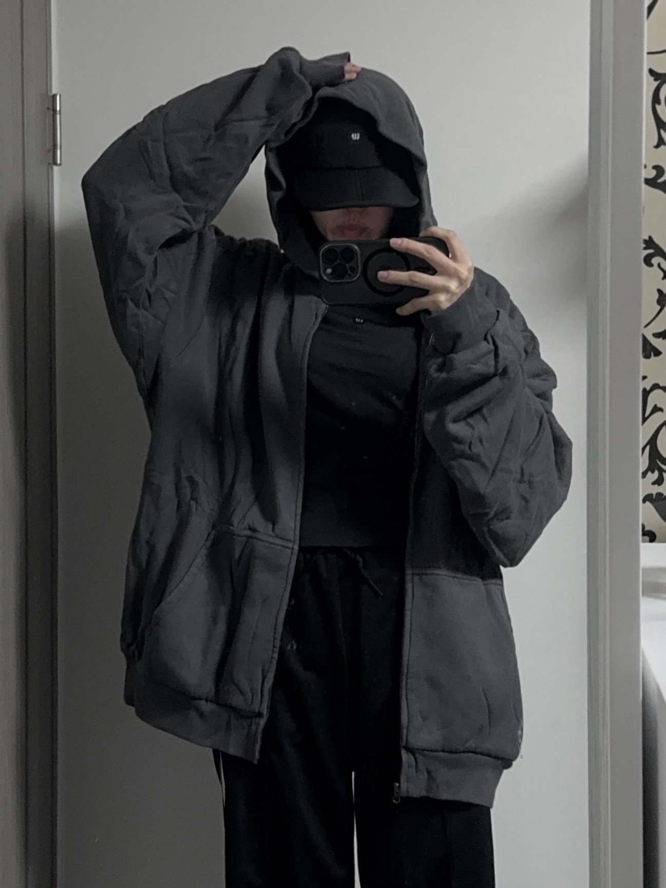 Yeezy YZY Zip-Up Hoodie Dark Grey, Yeezy Gap Engineered By Balenciaga Foldable Cap Black 착용 스타일 - 2