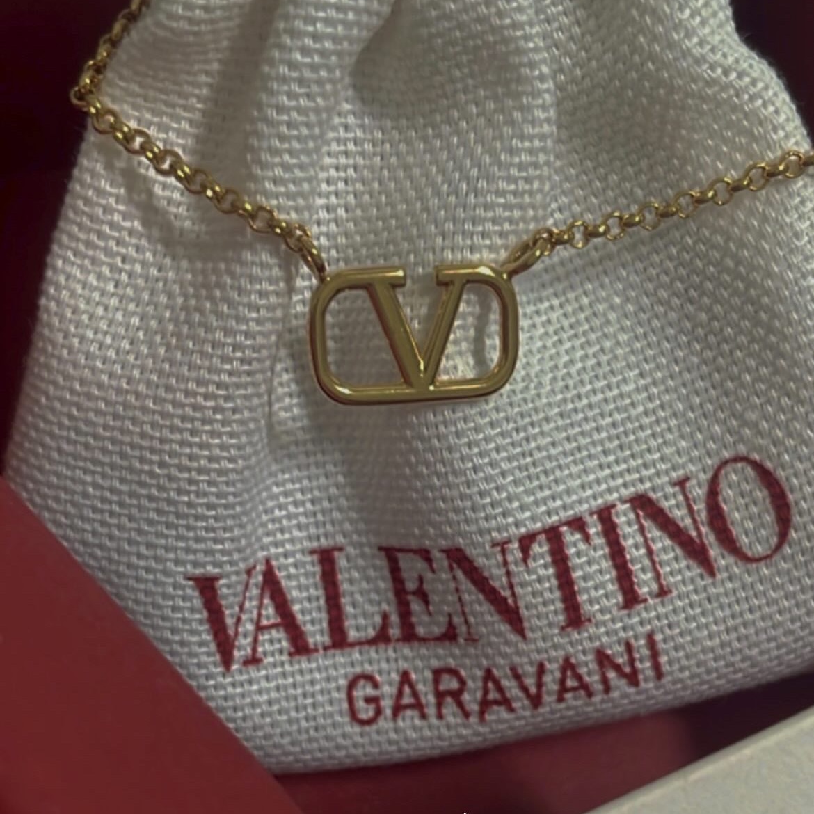 Valentino V Logo Necklace Gold 착용 스타일