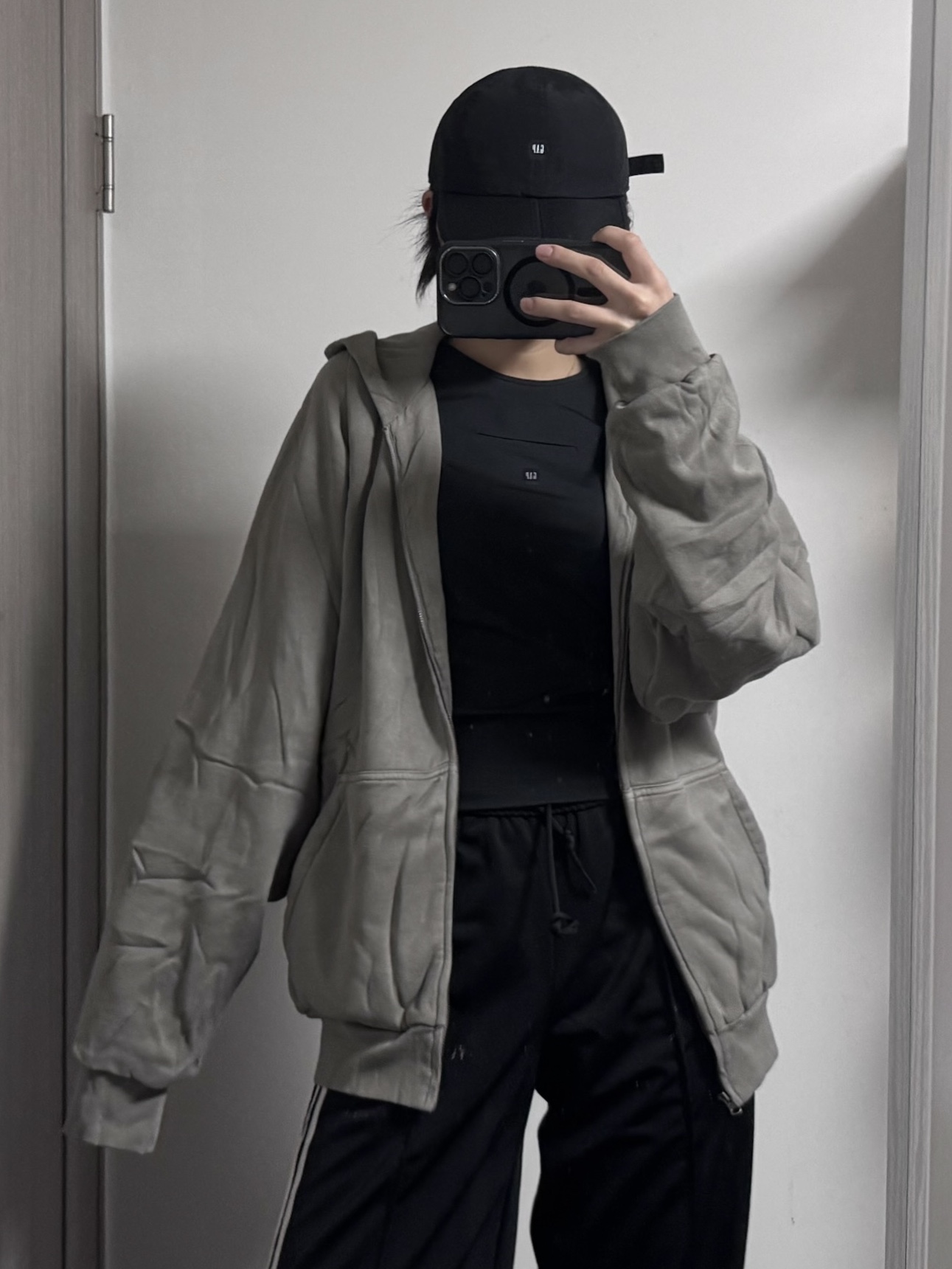 Yeezy YZY Zip-Up Hoodie Grey, Yeezy Gap Engineered By Balenciaga Foldable Cap Black 착용 스타일 - 1