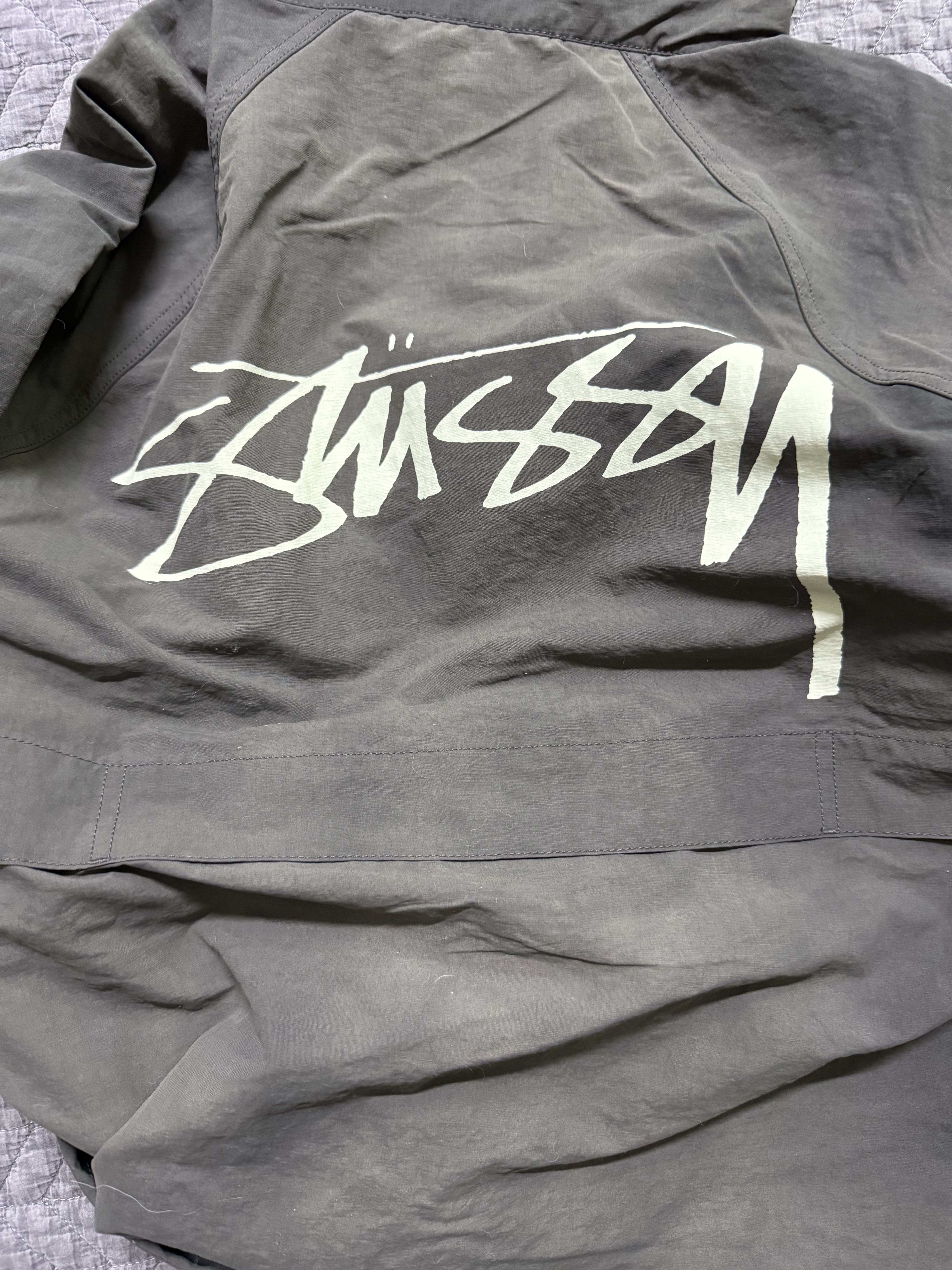Stussy Wave Dye Beach Shell Jacket Black 착용 스타일 - 2