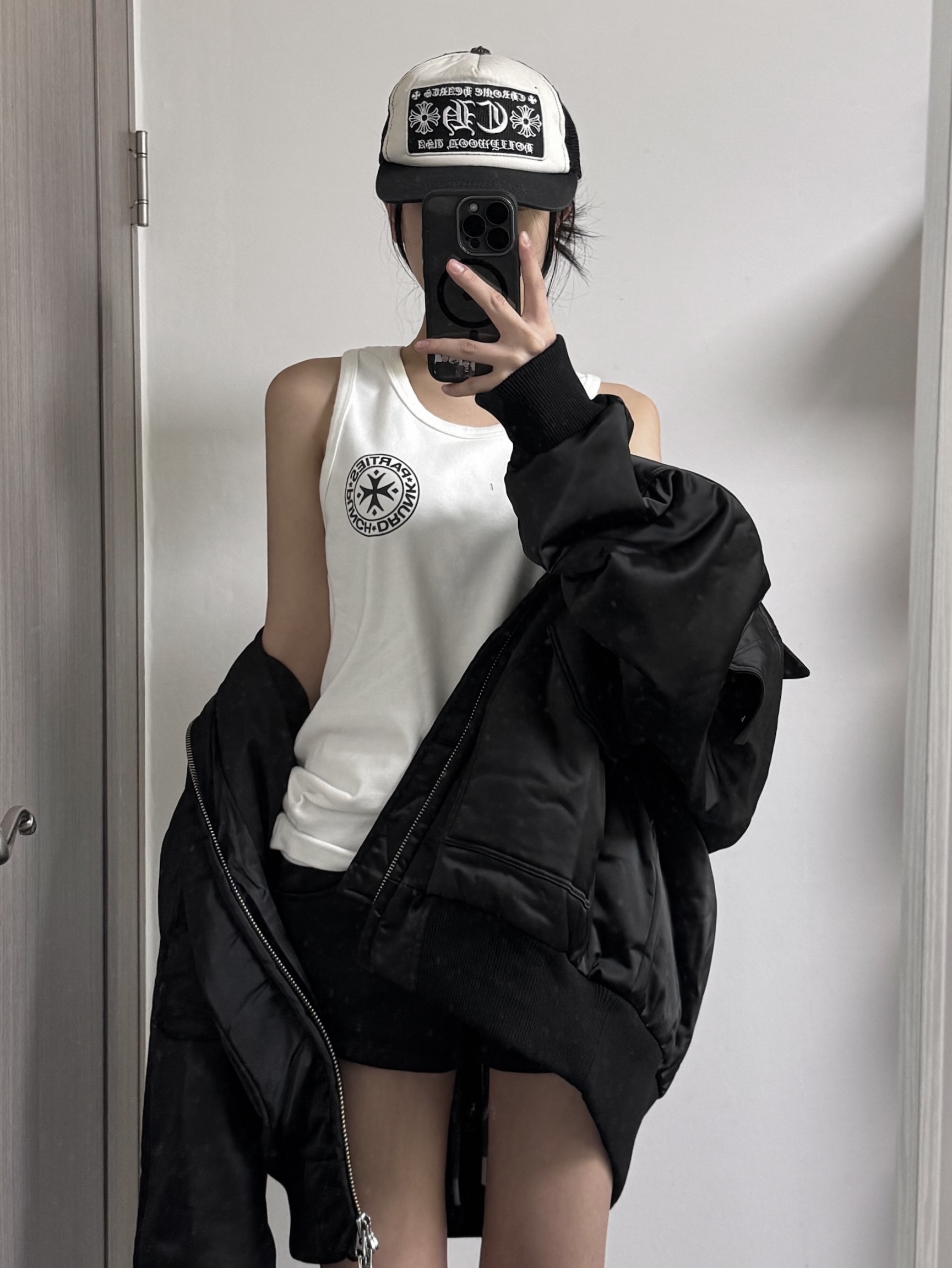 Punch Drunk Parties Unisex Circle Logo Sleeveless Off White, Chrome Hearts CH Hollywood Trucker Hat Black White 착용 스타일 - 2