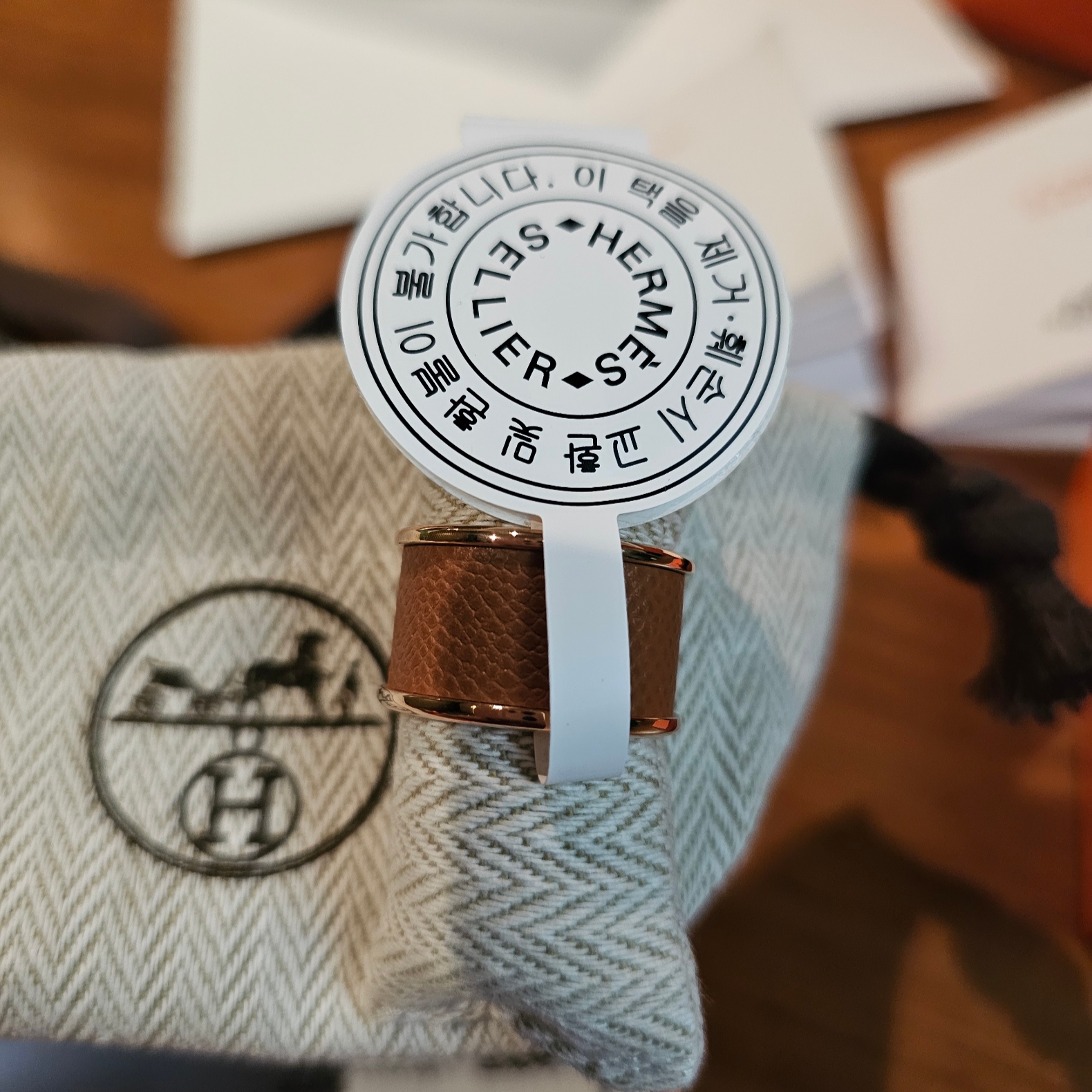 (W) Hermes Large Olympe Ring Calfskin Metal Rose Gold 착용 스타일 - 4