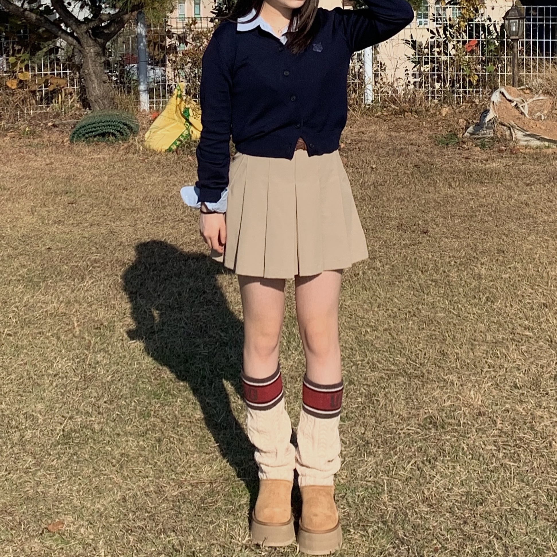 (W) UGG Classic Sweater Letter Boots Chestnut, (W) Maison Kitsune Bold Fox Head Patch Regular Cardigan Ink Blue 착용 스타일 - 1