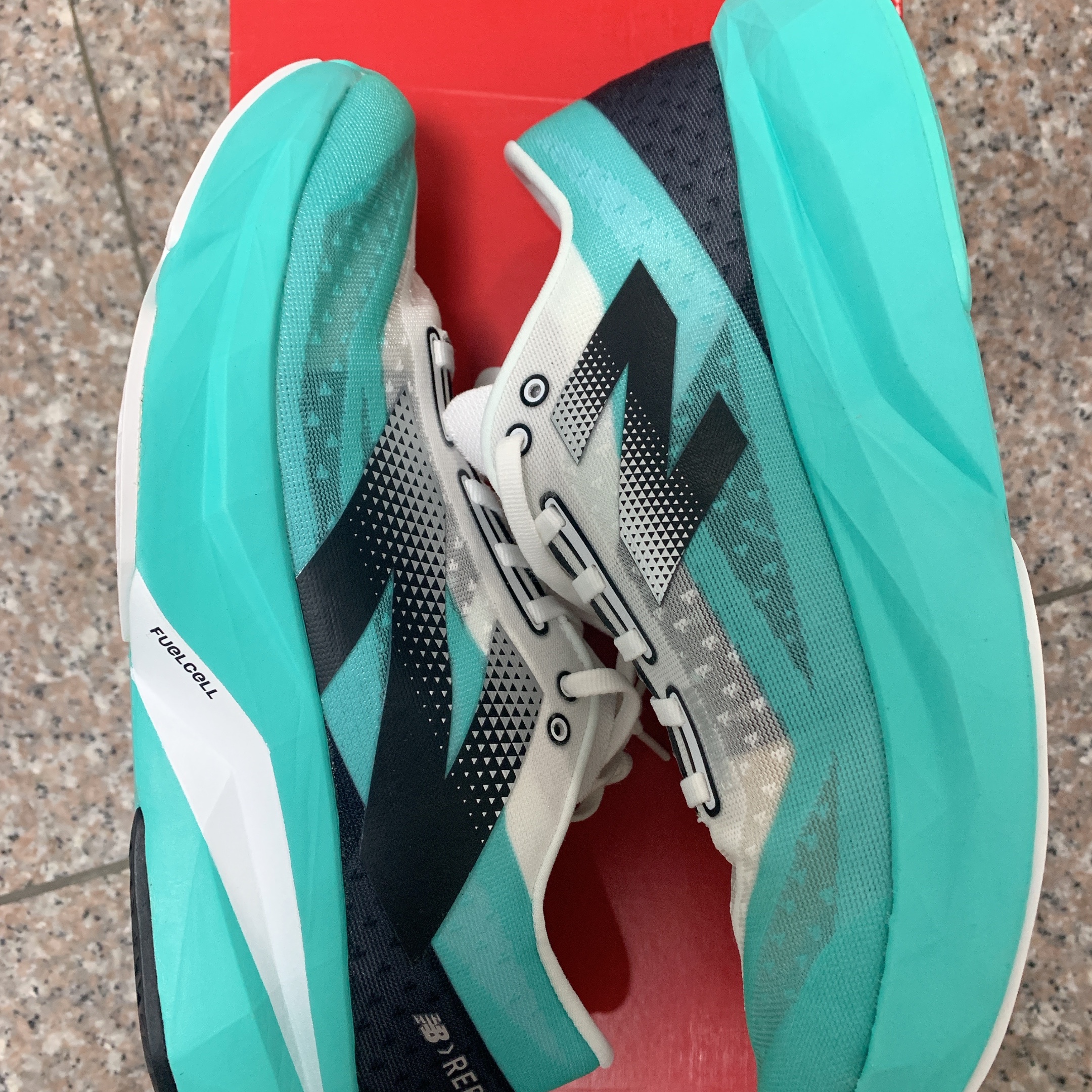 New Balance Fuelcell Rebel v4 Cyber Jade White - D Standard 착용 스타일