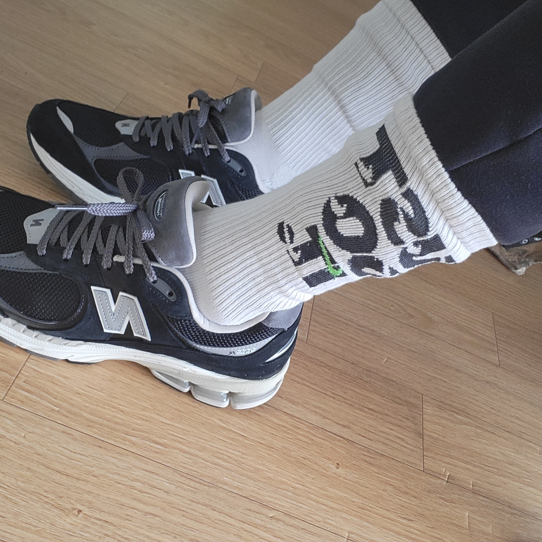 New Balance 2002R Premium Vintage Black 착용 스타일 - 3