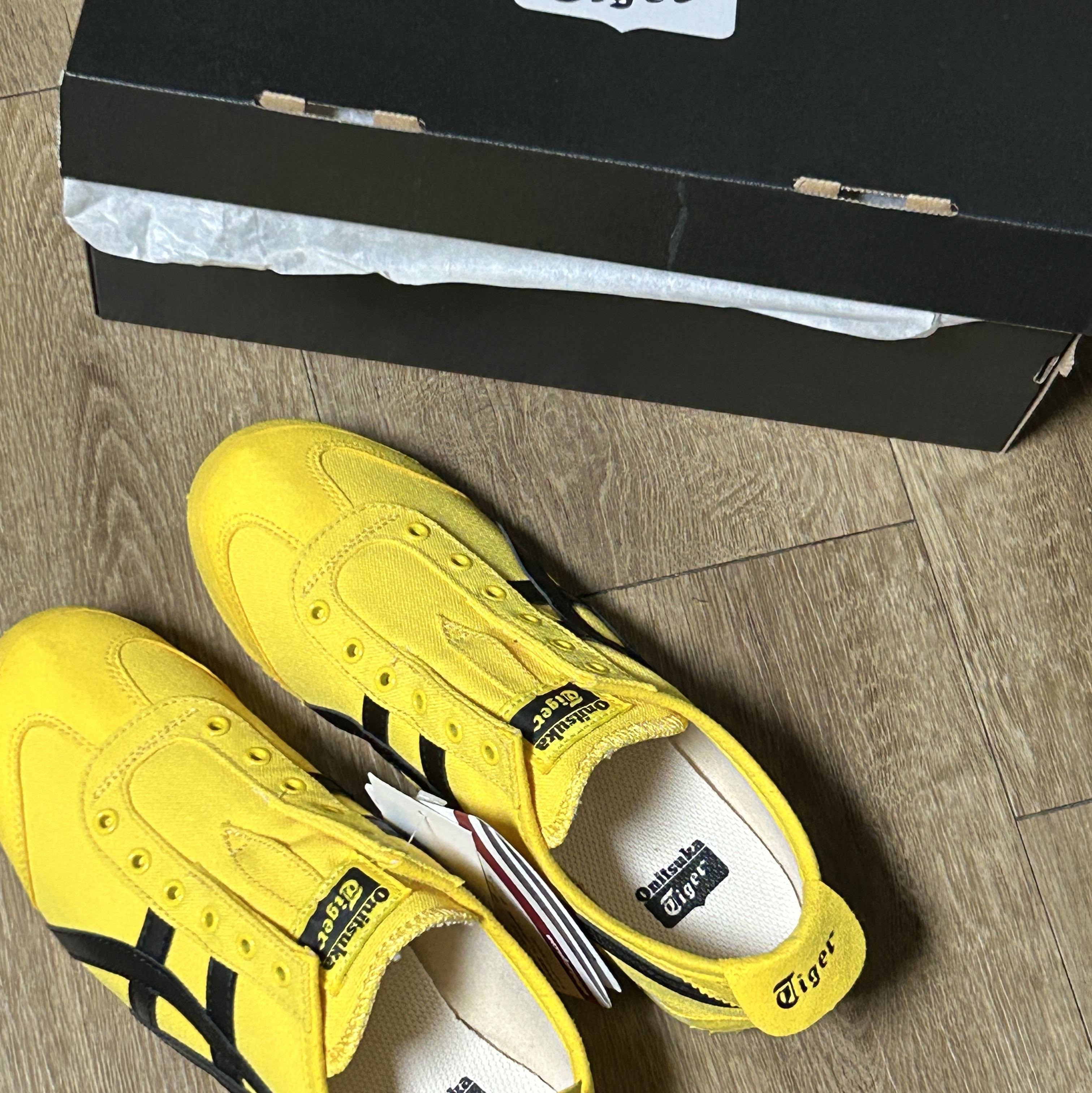 Onitsuka Tiger Mexico 66 Slip-On Yellow Black 착용 스타일