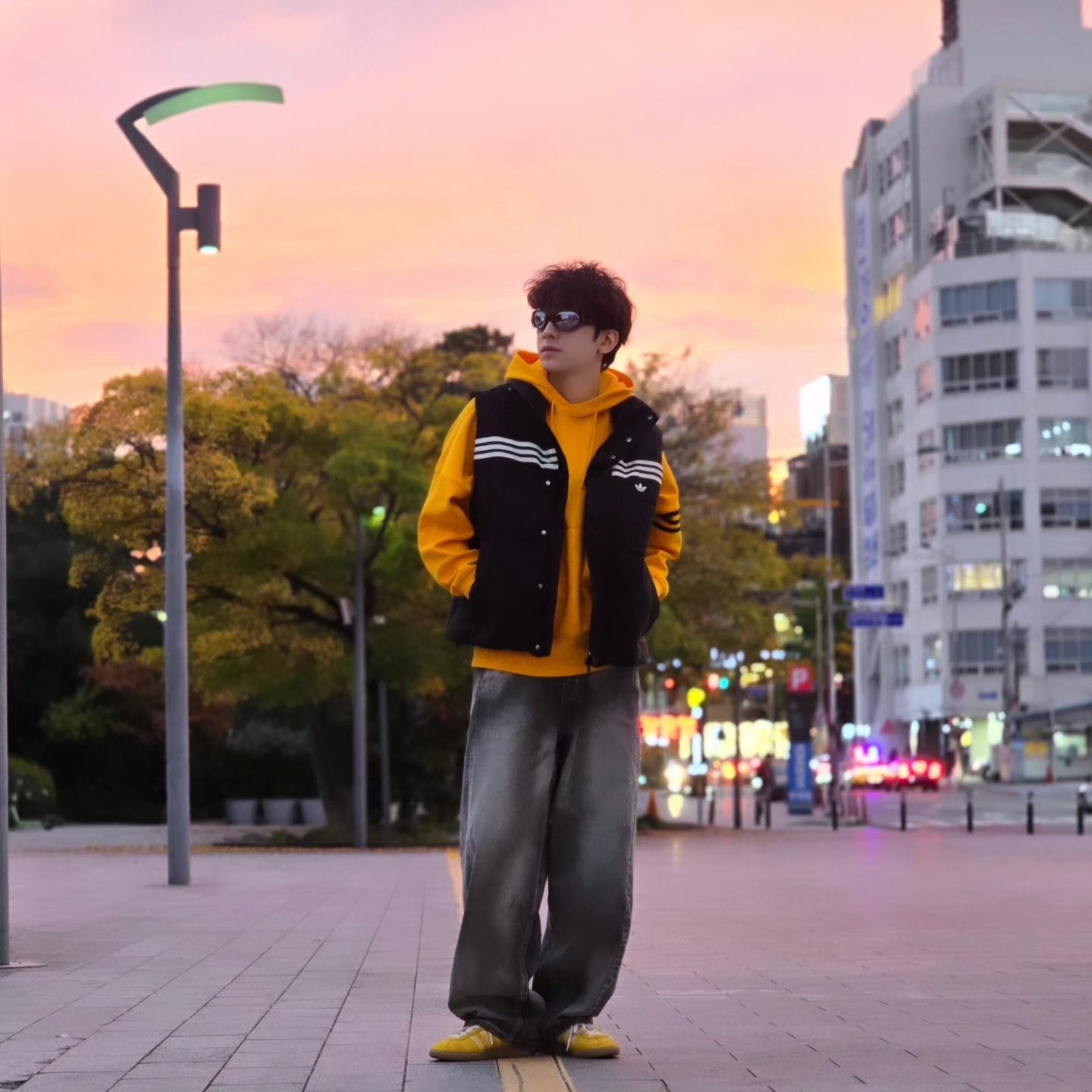 Adidas Originals 70s Padded Gilet Black - KR Sizing, Adidas Neuclassics Hoodie Black - US Sizing 착용 스타일 - 6