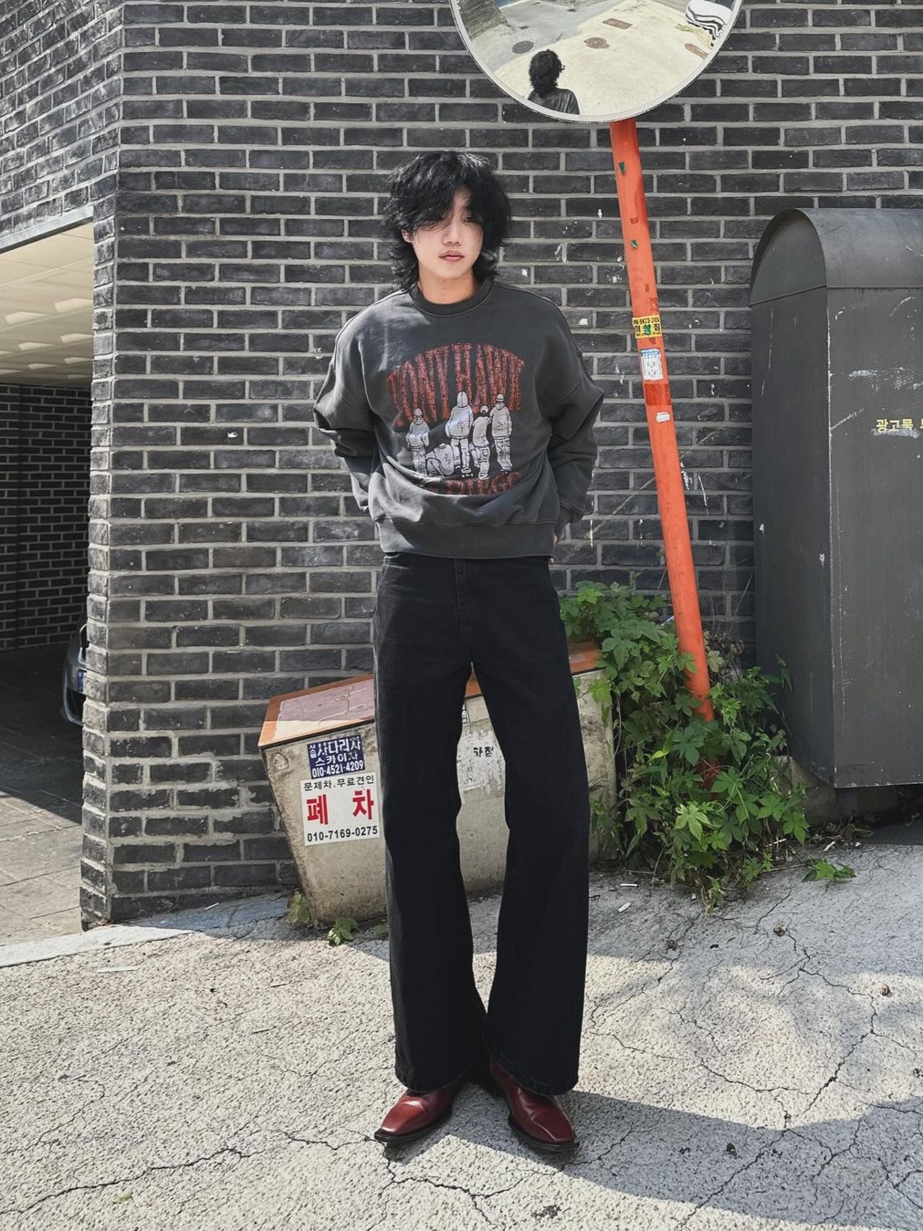 TONY HAWK Boarder Pigment Crack Crewneck Charcoal 착용 스타일 - 1