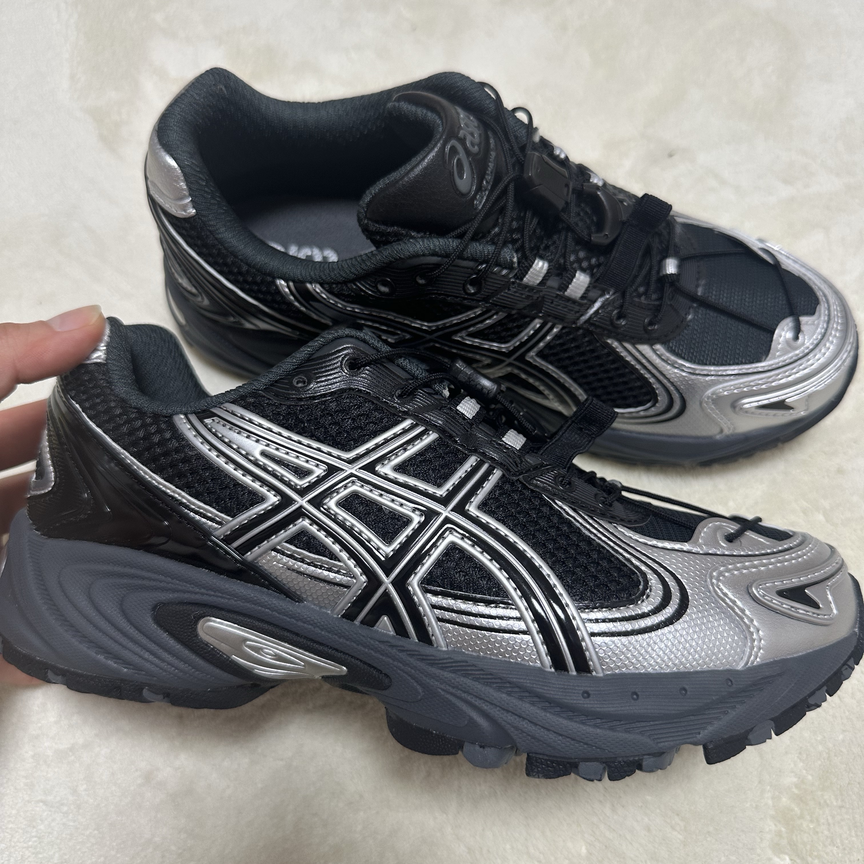 Asics Gel-Kahana TR V4 Carbon Black 착용 스타일 - 1