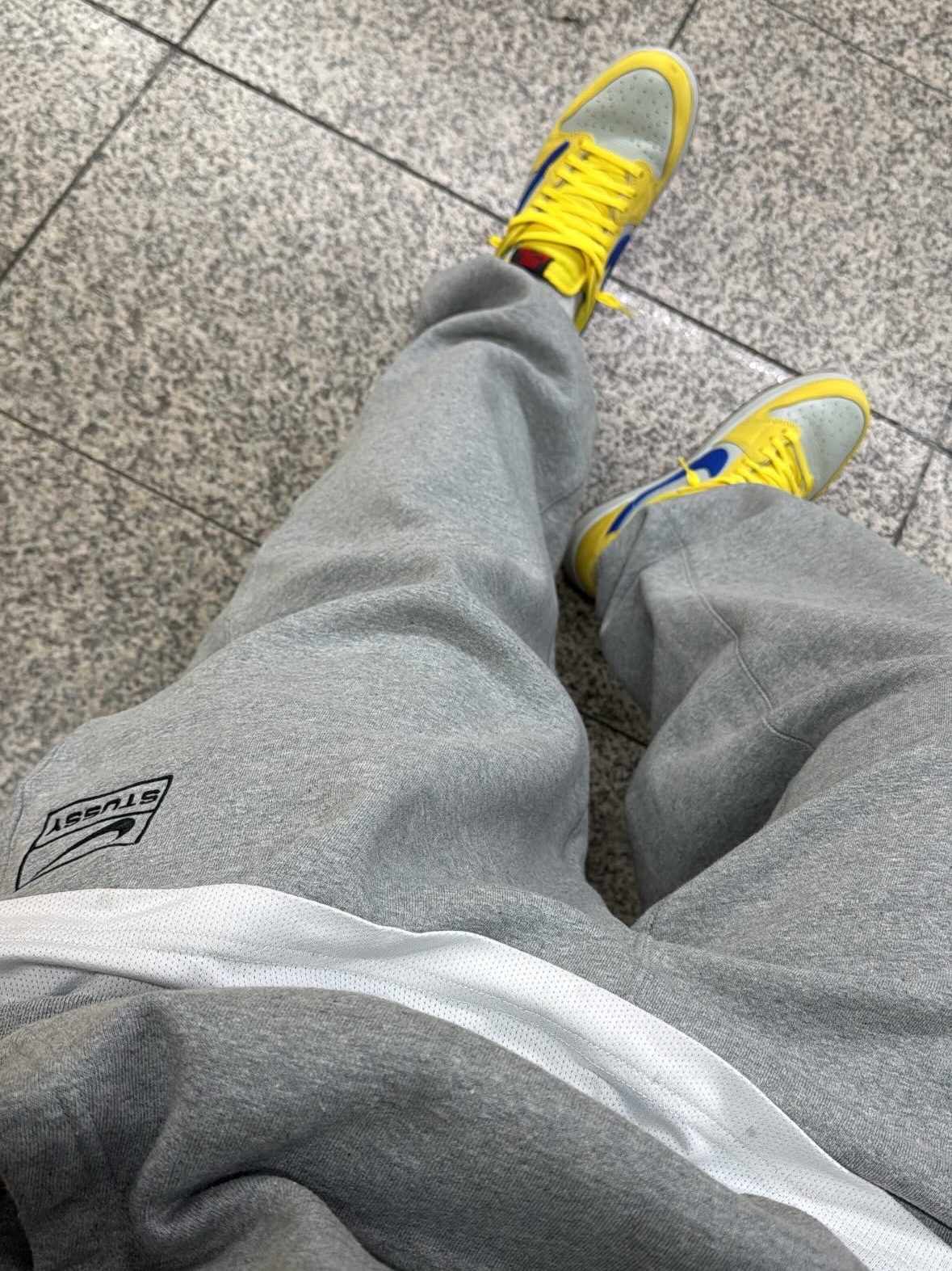Nike x Stussy NRG RA Pullover Hoodie Dark Grey Heather (DJ9488-063), Nike x Stussy NRG RA Fleece Pants Dark Grey Heather (DJ9490-063) 착용 스타일