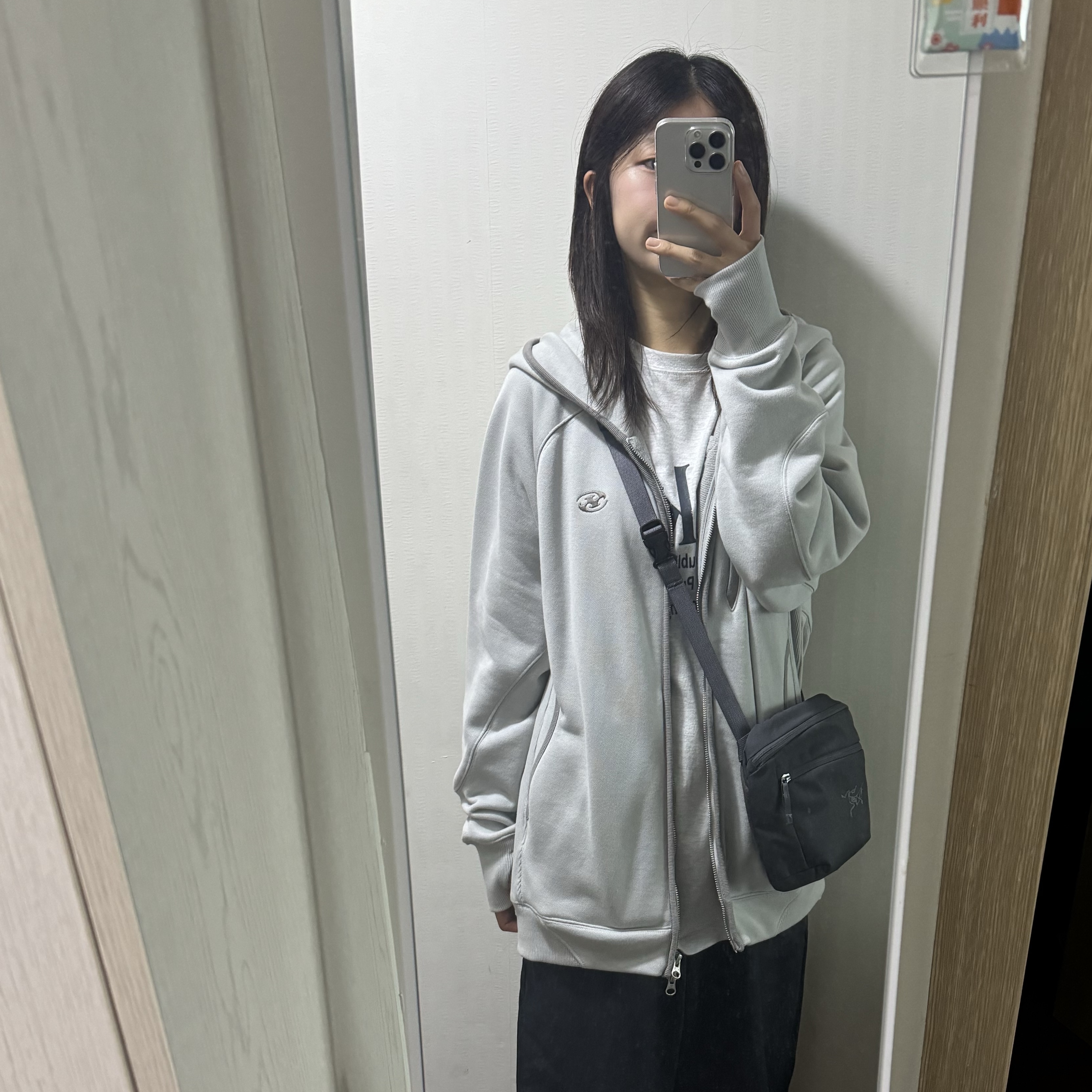 Sansan Gear Hoodie Zip-Up Grey - 24SS, Arc'teryx Mantis 2 Waistpack Graphite 착용 스타일 - 2