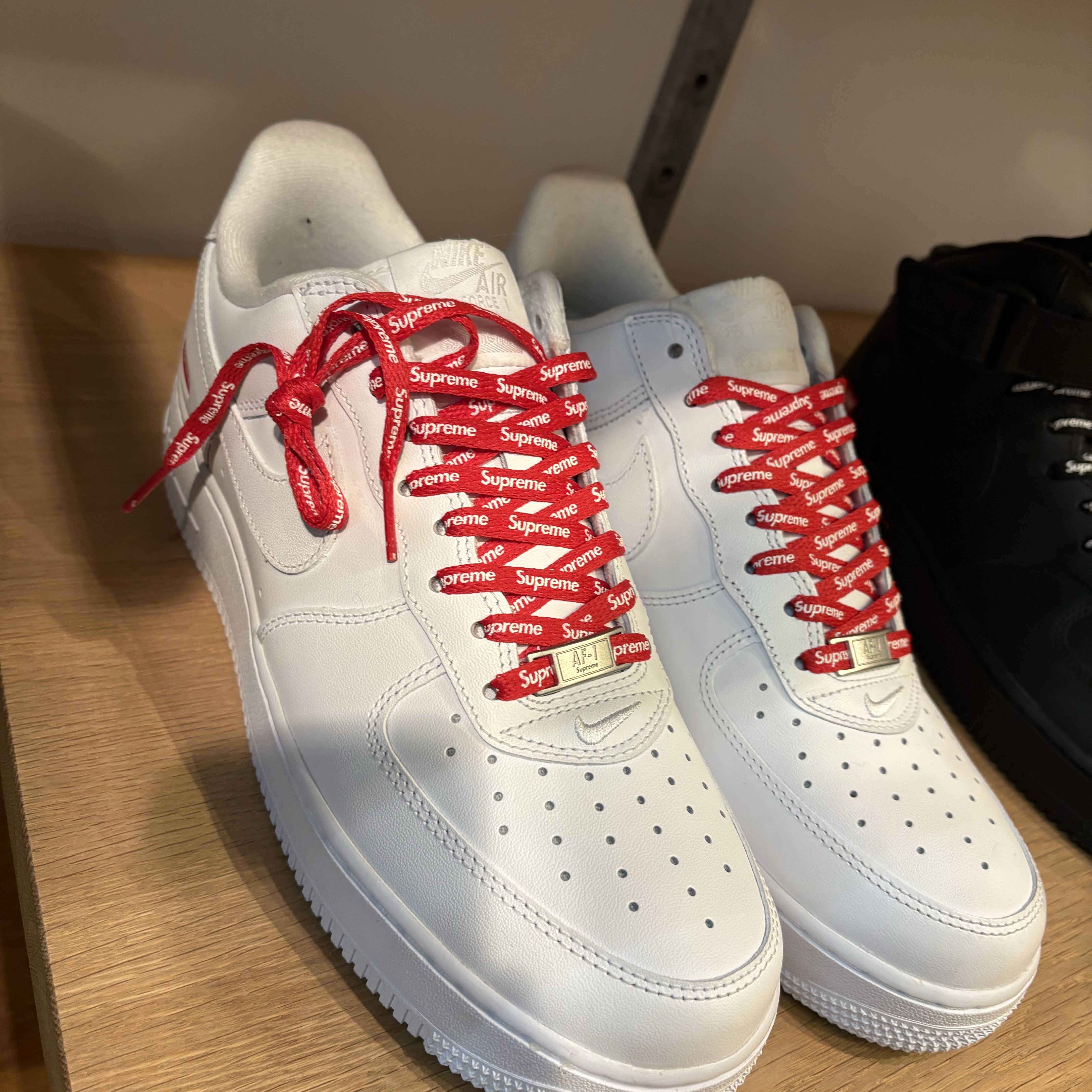 Nike x Supreme Air Force 1 Low White 착용 스타일 - 1