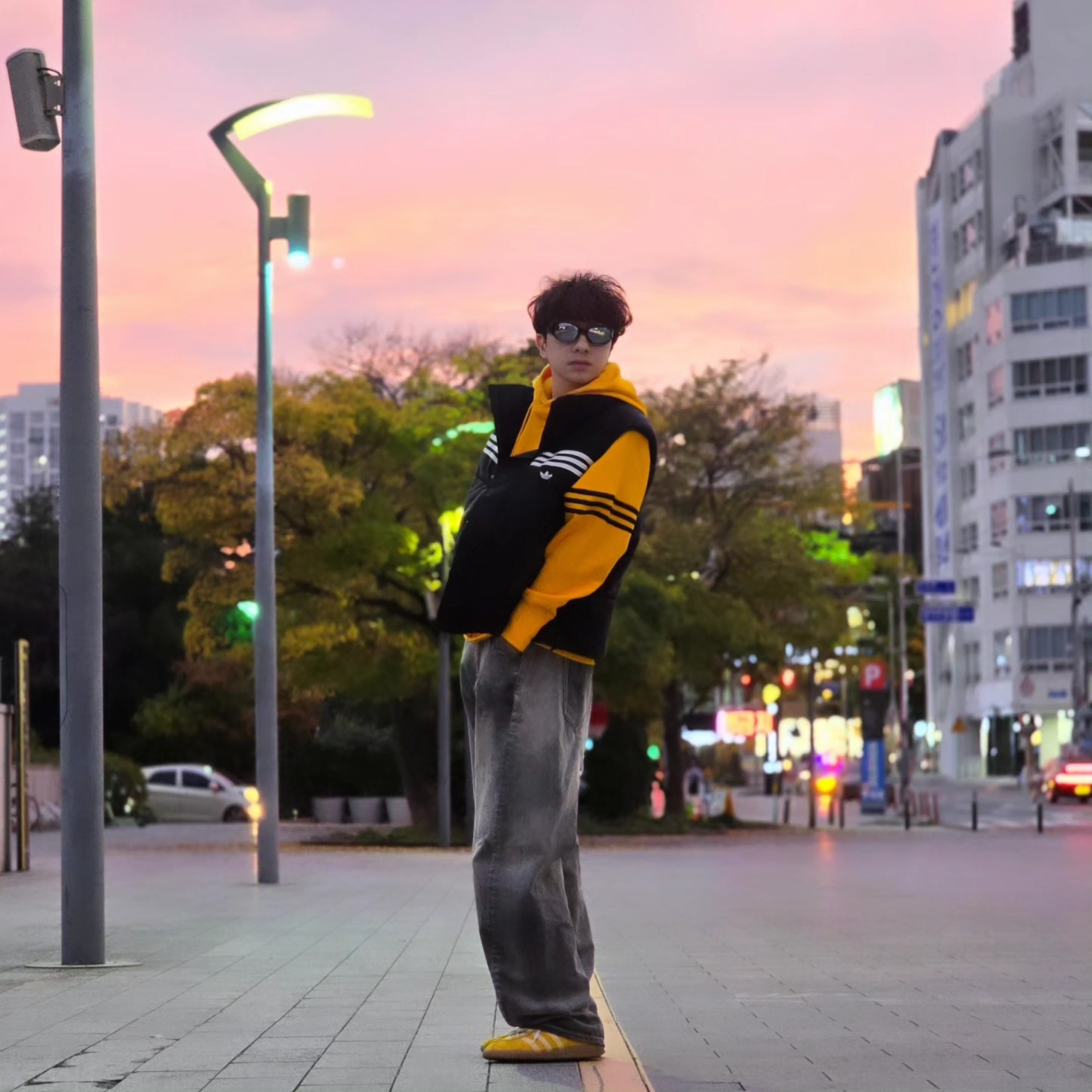 Adidas Originals 70s Padded Gilet Black - KR Sizing, Adidas Neuclassics Hoodie Black - US Sizing 착용 스타일 - 5