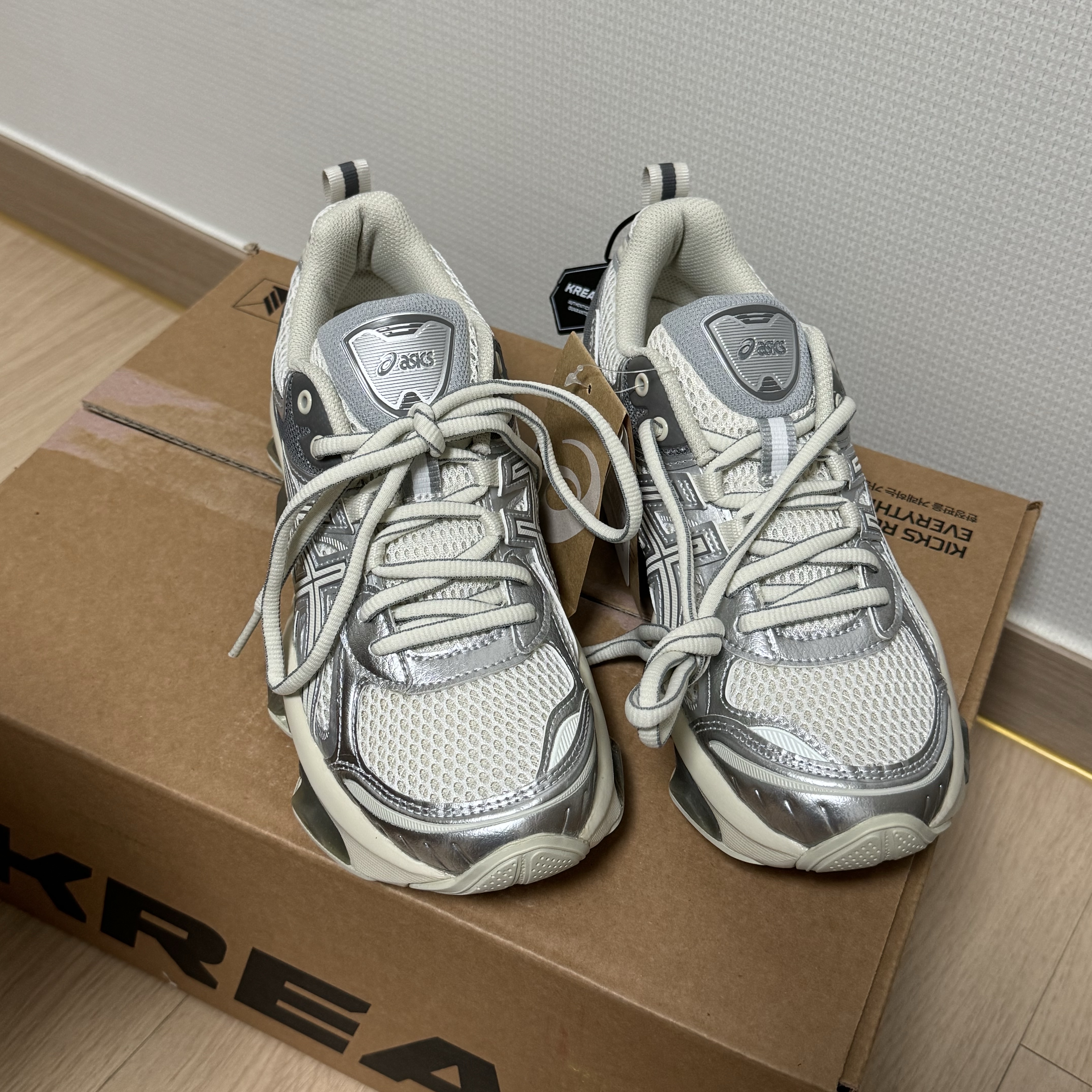 Asics Gel-Quantum Kinetic White Light Dust 착용 스타일
