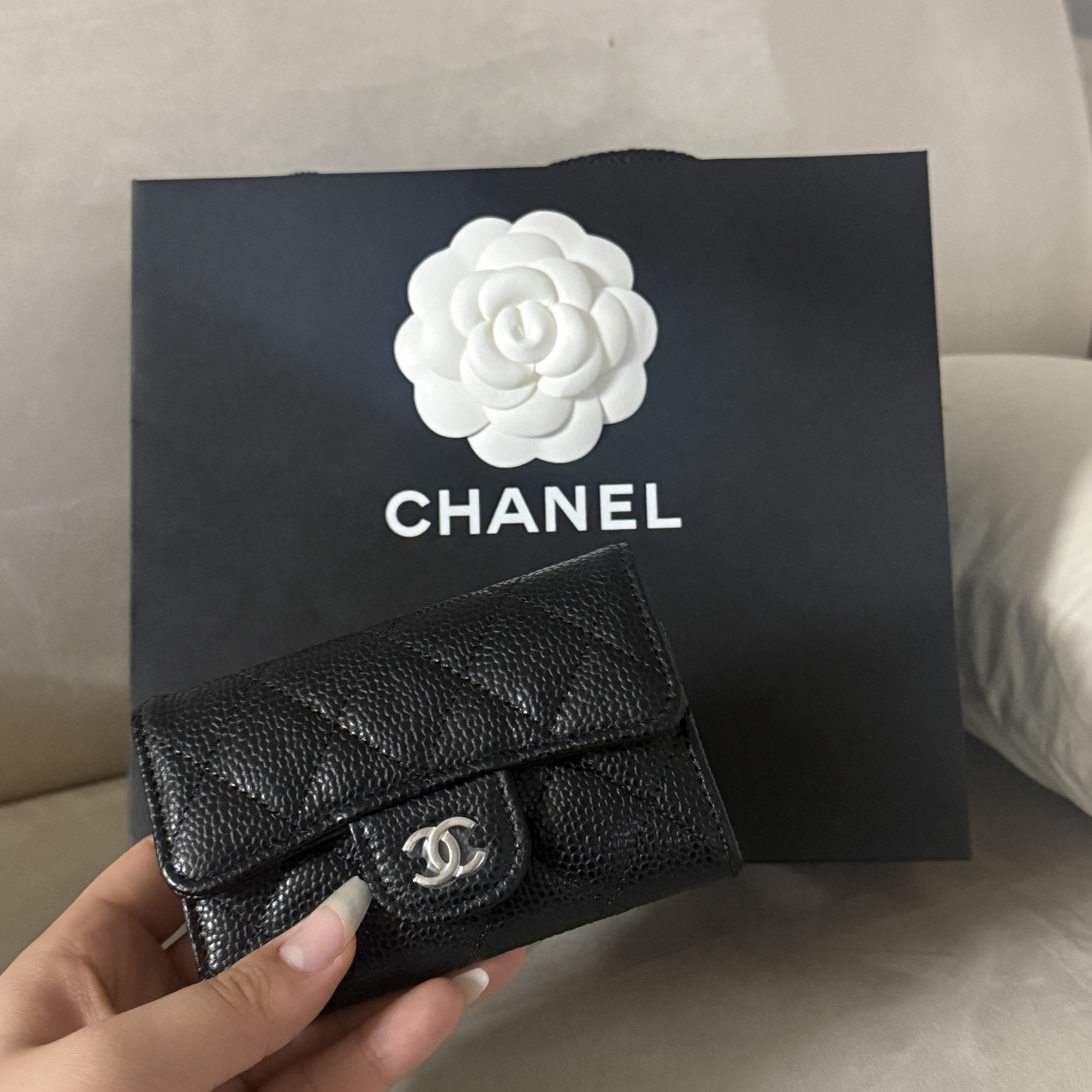 Chanel Classic Card Holder Grained Calfskin & Silver Black 착용 스타일