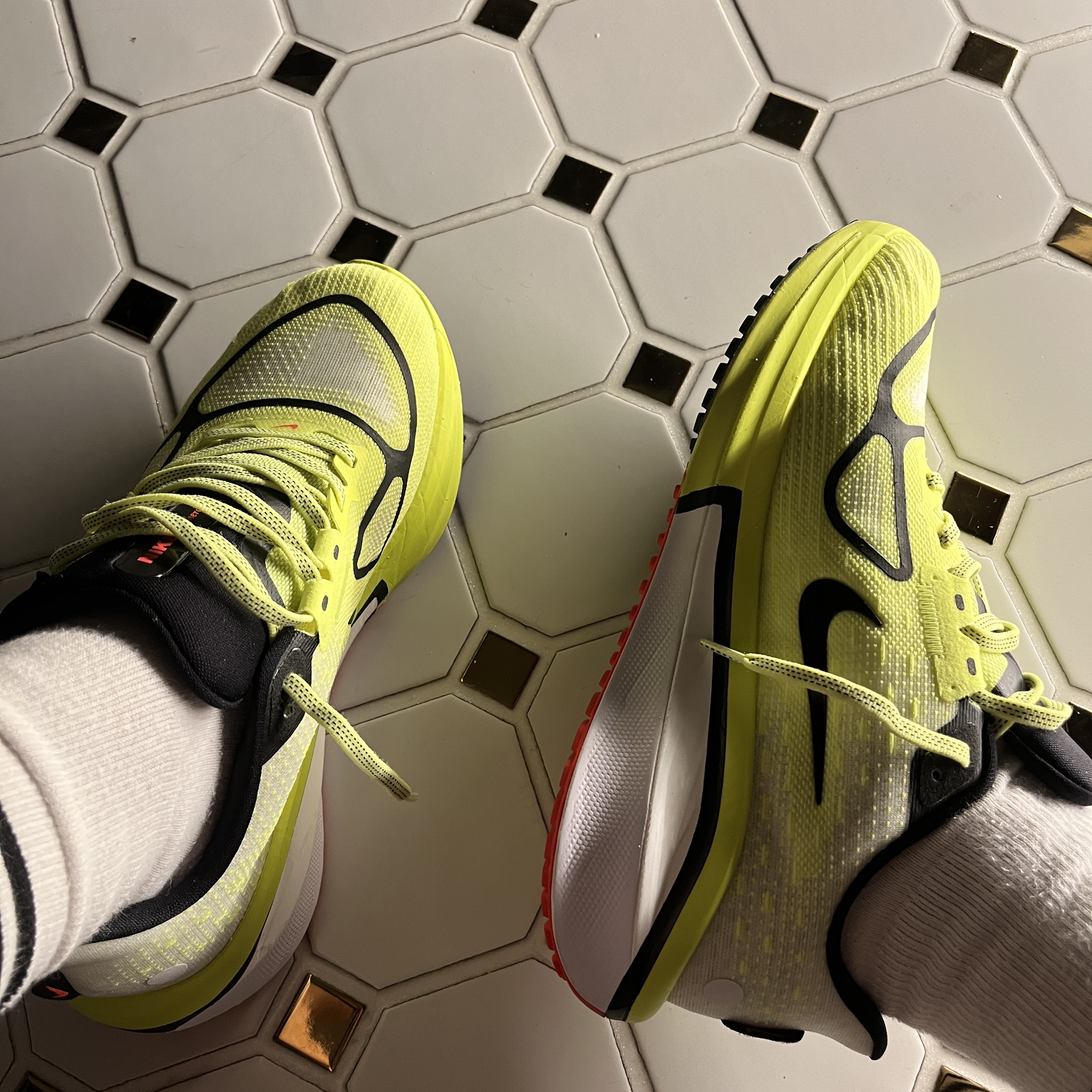 Nike Vomero 17 Talaria Volt White 착용 스타일 - 3