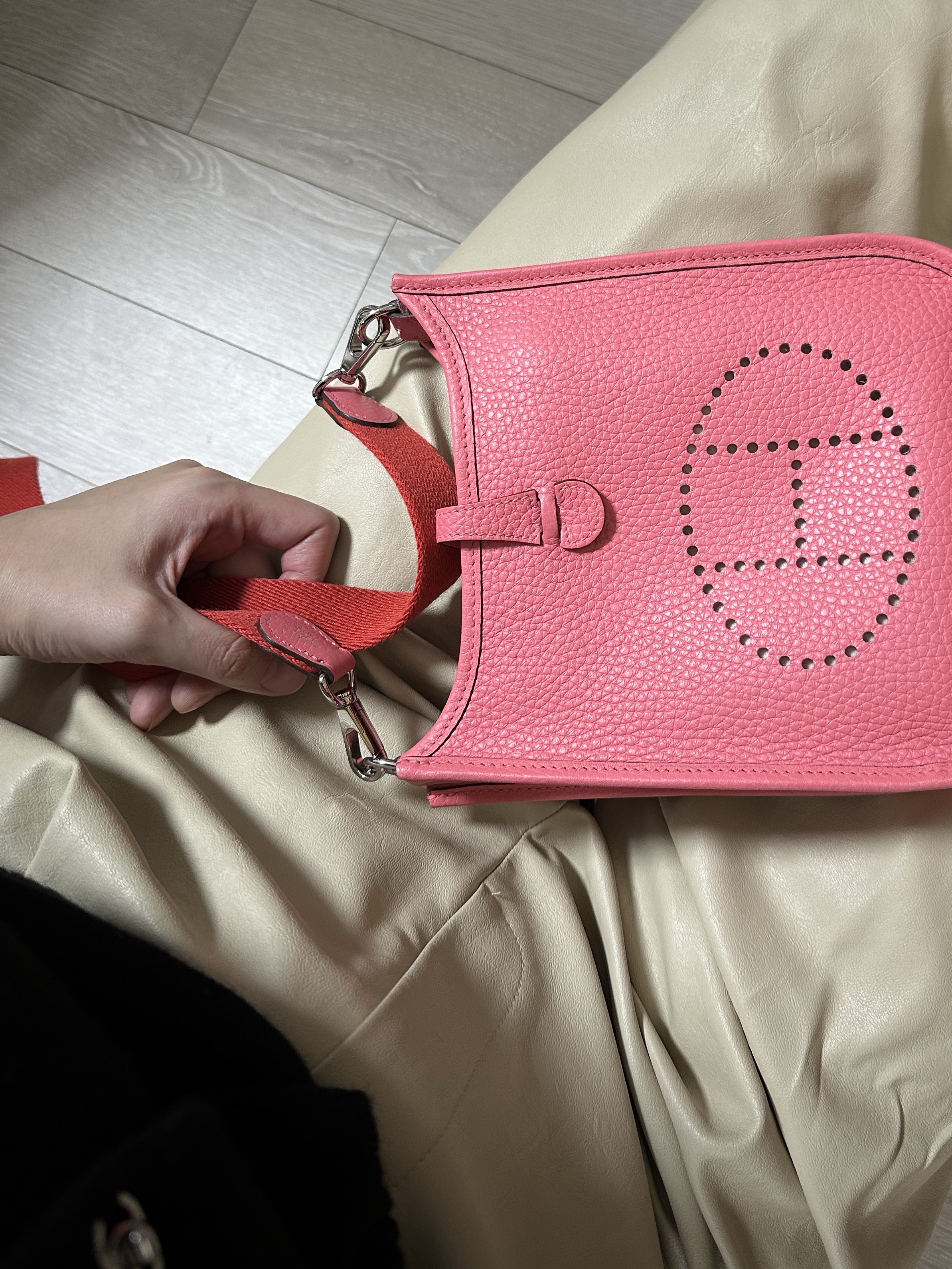 Hermes Evelyne 16 Amazone Bag Clemence & Palladium Rose Azalee Rouge Pivoine 착용 스타일 - 4