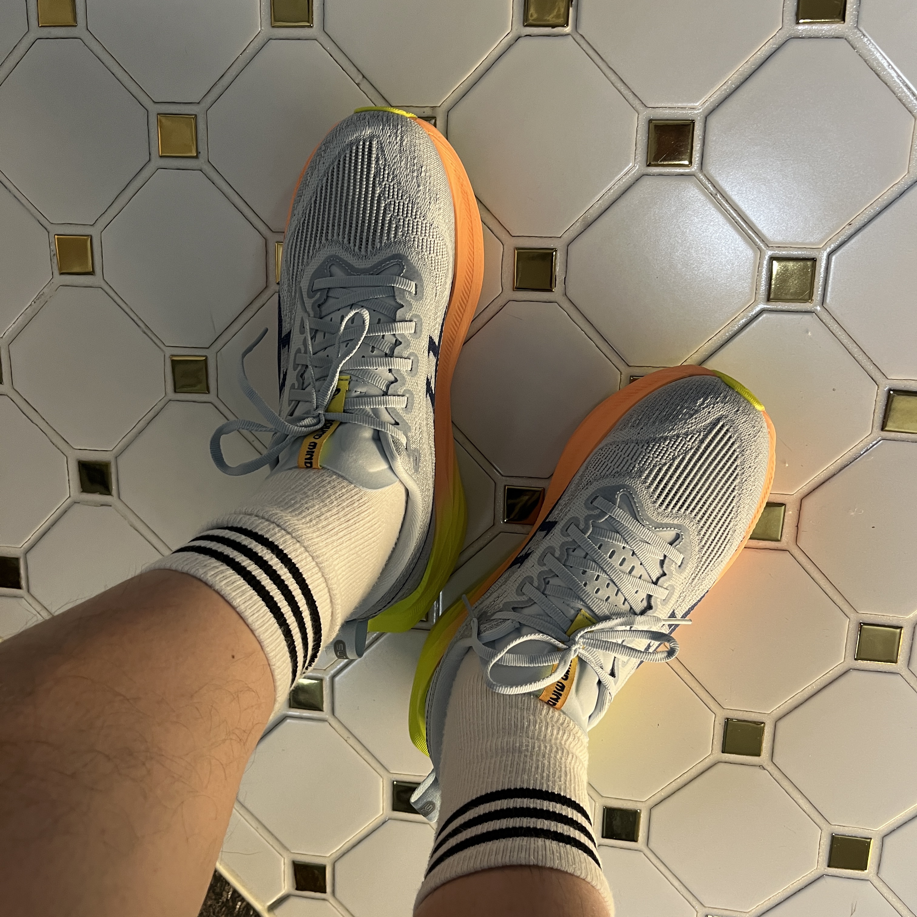 Asics Superblast 2 Paris Cool Grey Safety Yellow 착용 스타일 - 2