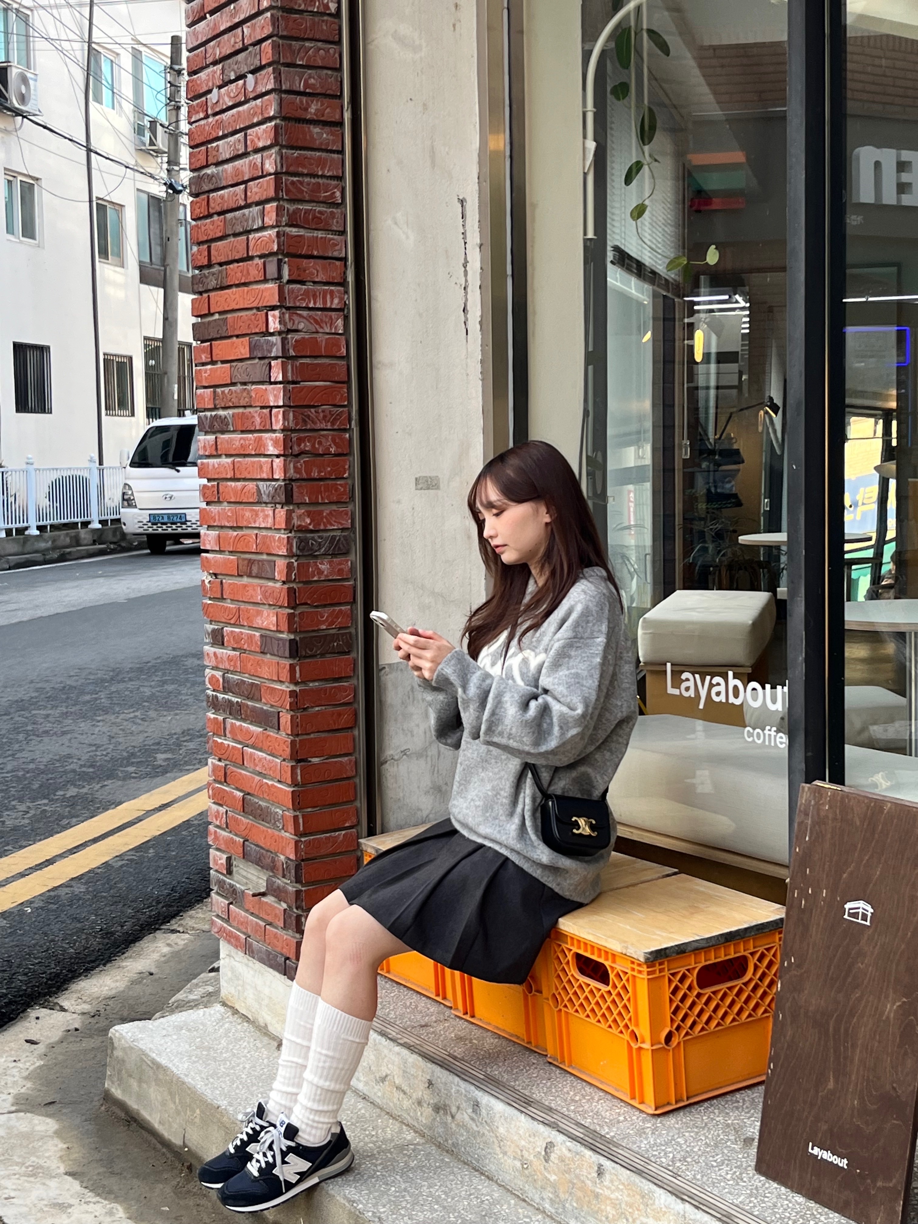 New Balance 996 Navy Silver, Celine Mini Claude in Shiny Calfskin Black 착용 스타일
