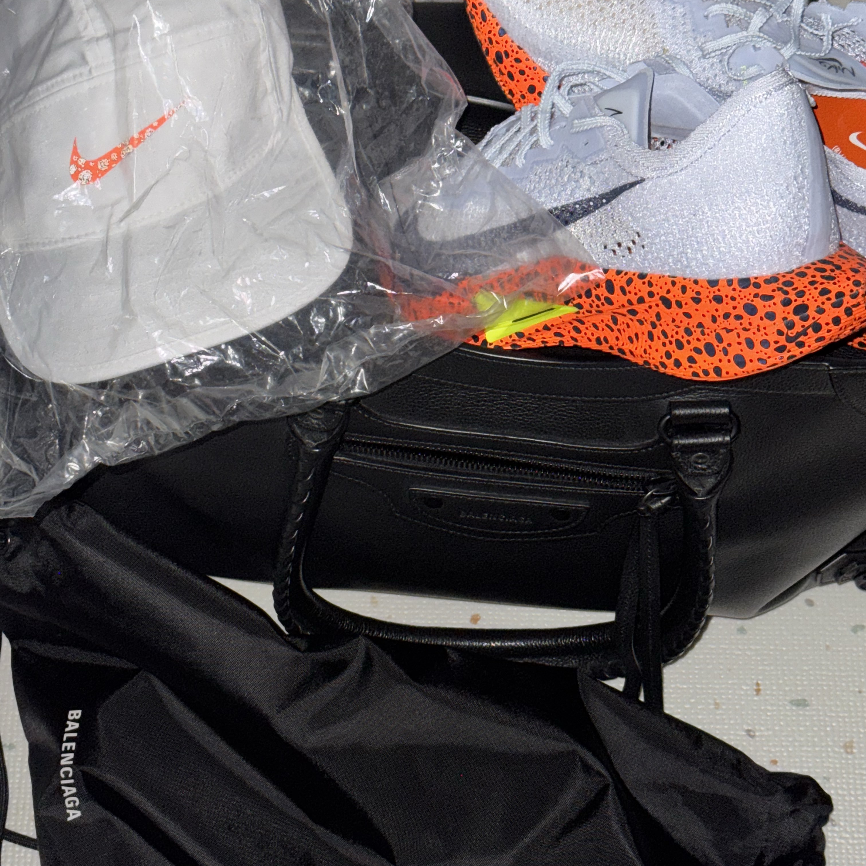Balenciaga Grained Calfskin Neo Classic Large Handbag Black, Nike ZoomX Vaporfly Next% 3 Electric 착용 스타일