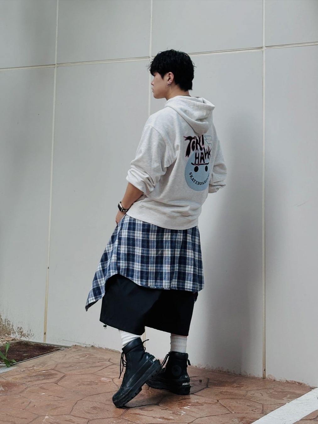 TONY HAWK Smile Boucle Embroidery Graphic Hoodie Oatmeal 착용 스타일 - 1