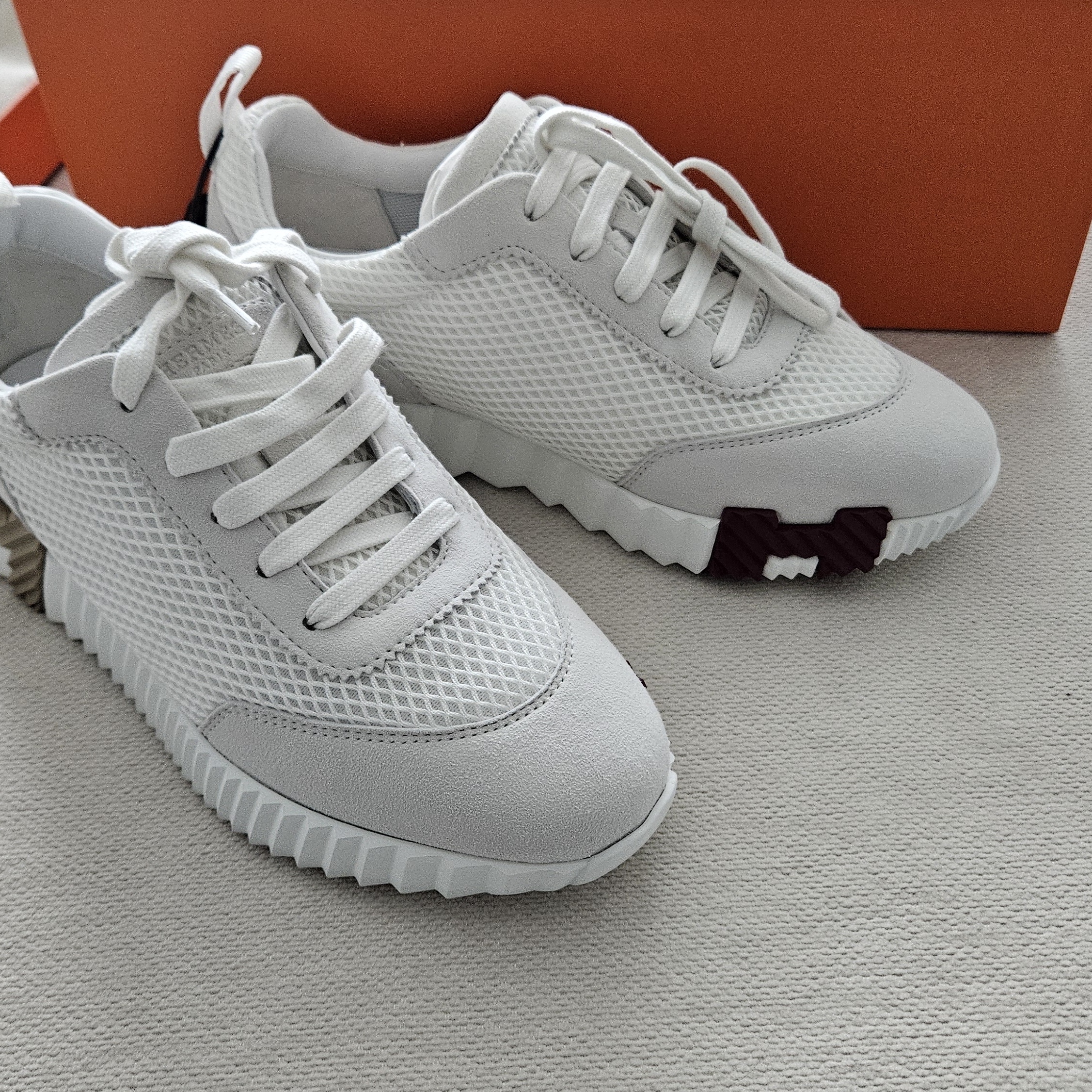 (W) Hermes Bouncing Sneakers Graphic Mesh Suede Goatskin & Blanc 착용 스타일 - 1