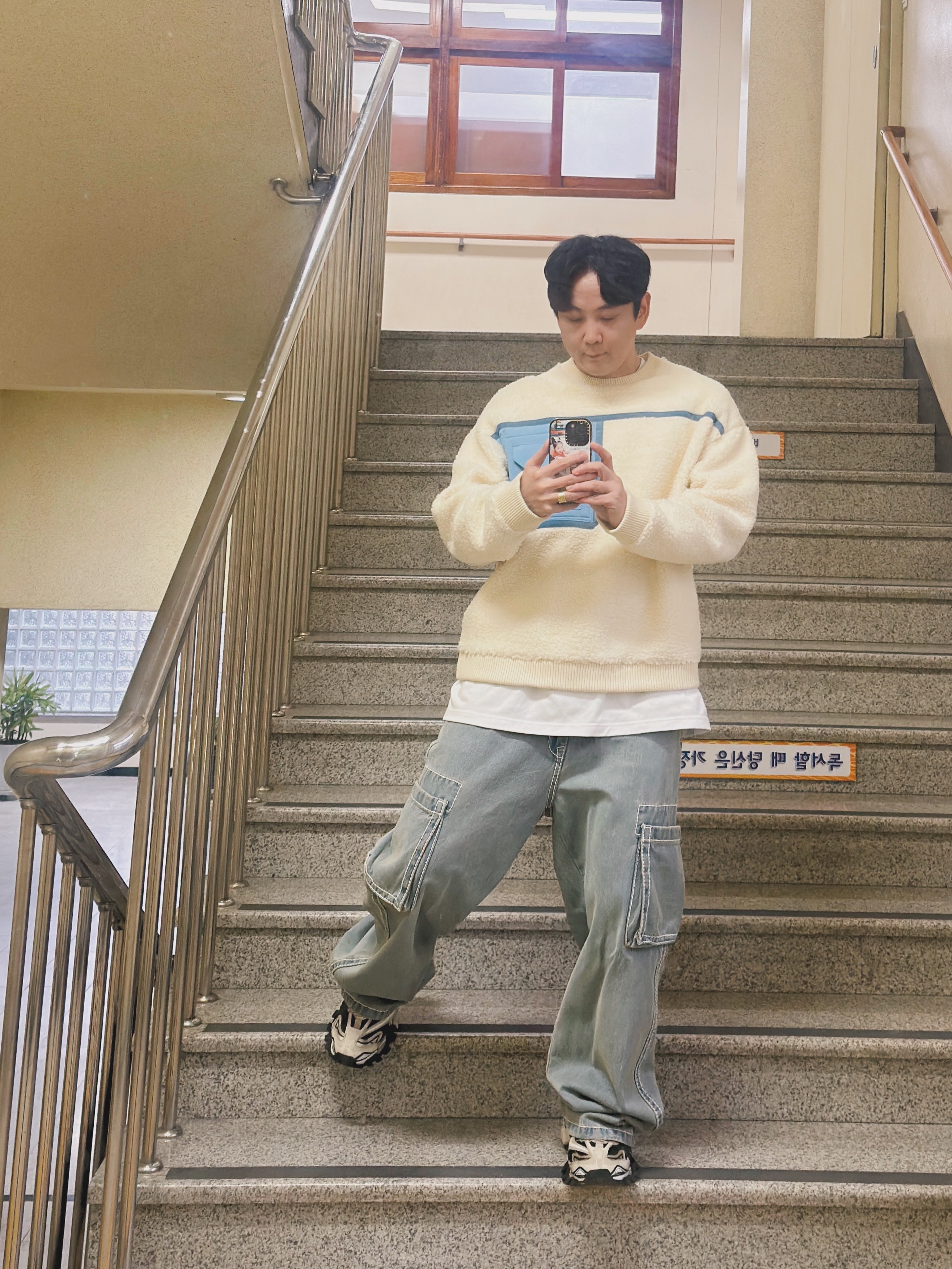 True Religion Classic Cargo Pants Light Indigo 착용 스타일