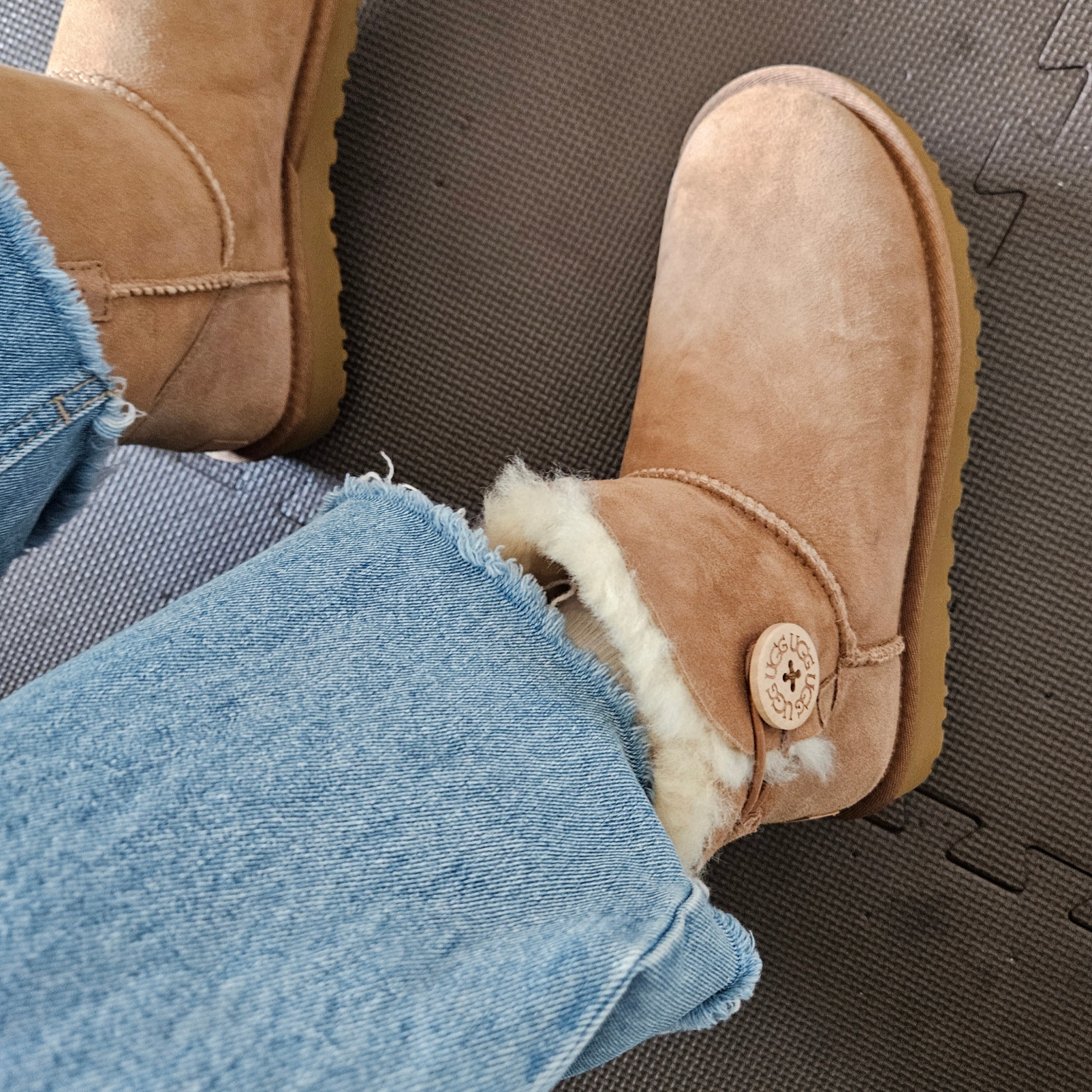 (W) UGG Mini Bailey Button II Boots Chestnut 착용 스타일