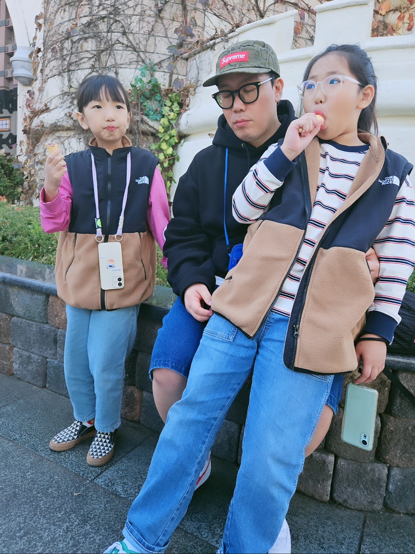 Supreme Big Logo Jacquard Hooded Sweatshirt Black - 23FW, Supreme x Nike Denim Short Indigo - 24SS 착용 스타일 - 5