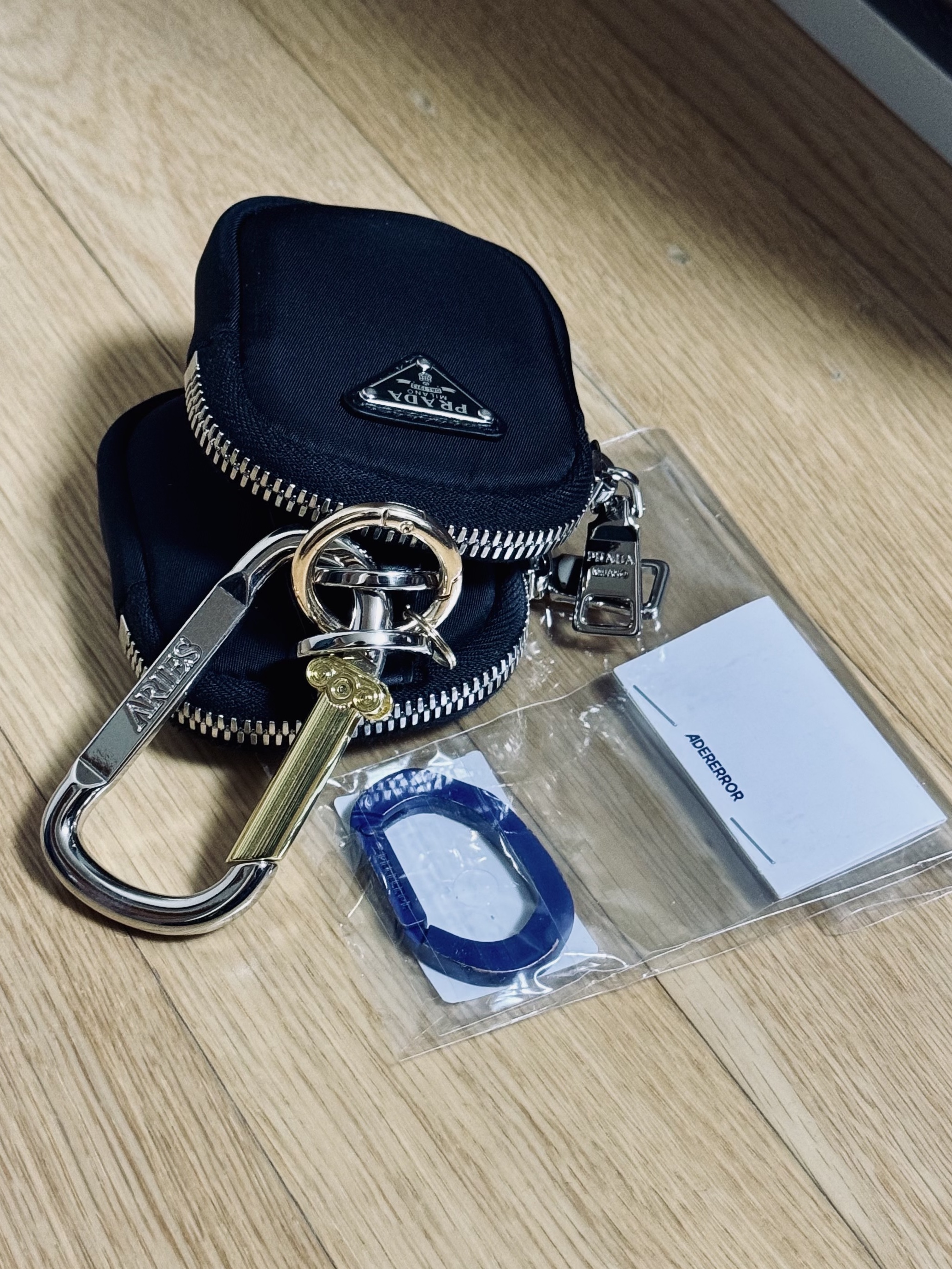 Ader Error Carve Carabiner Blue 착용 스타일