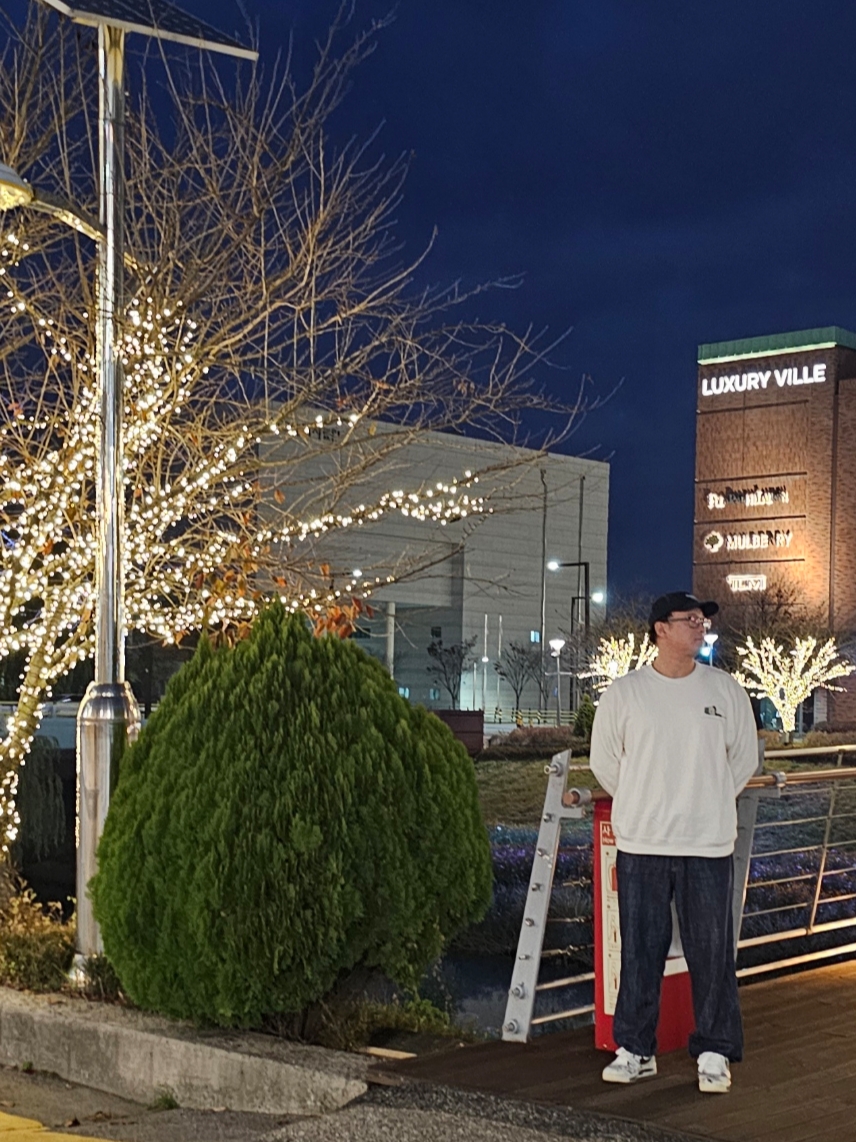 Nike x Peaceminusone Air Force 1 Low Para-Noise 2.0, Uniqlo UT x Kaws Long Sleeve Sweatshirt Off White 착용 스타일