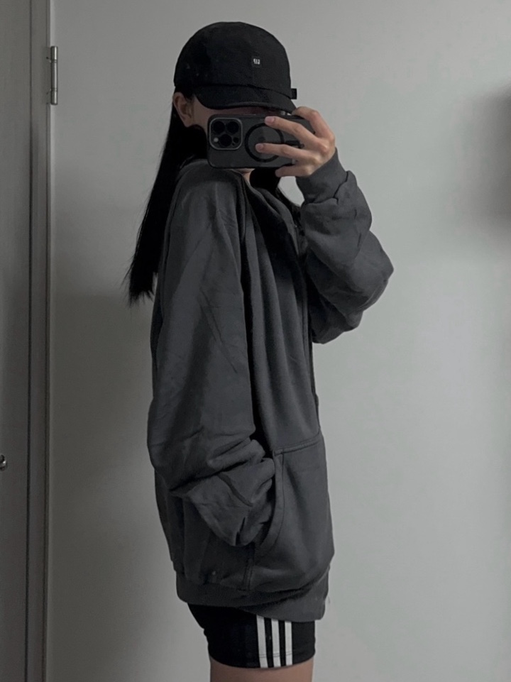Yeezy YZY Zip-Up Hoodie Dark Grey 착용 스타일 - 3
