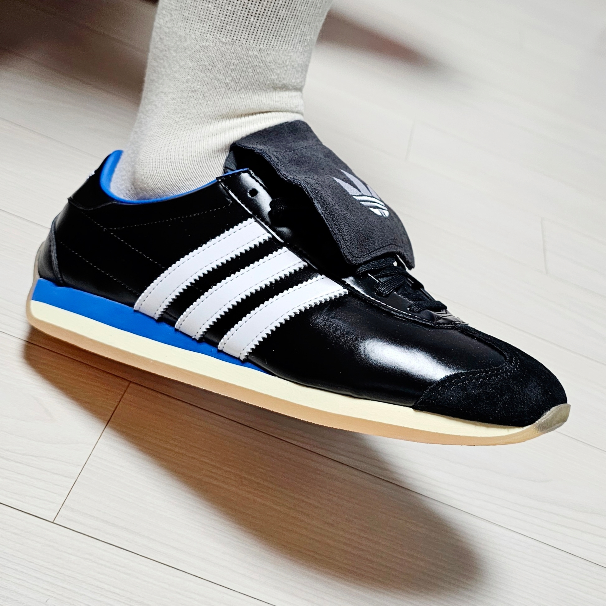 Adidas x Yeseyesee Country OG Core Black Cloud White 착용 스타일 - 1