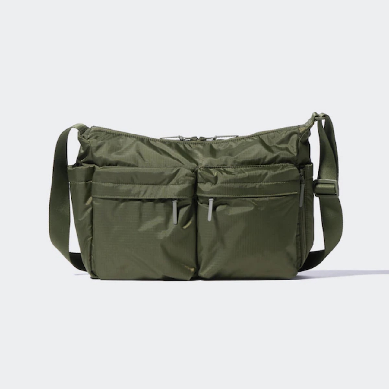 Uniqlo Multi Pocket Shoulder Bag Black, Uniqlo Multi Pocket Shoulder Bag Olive 착용 스타일 - 3