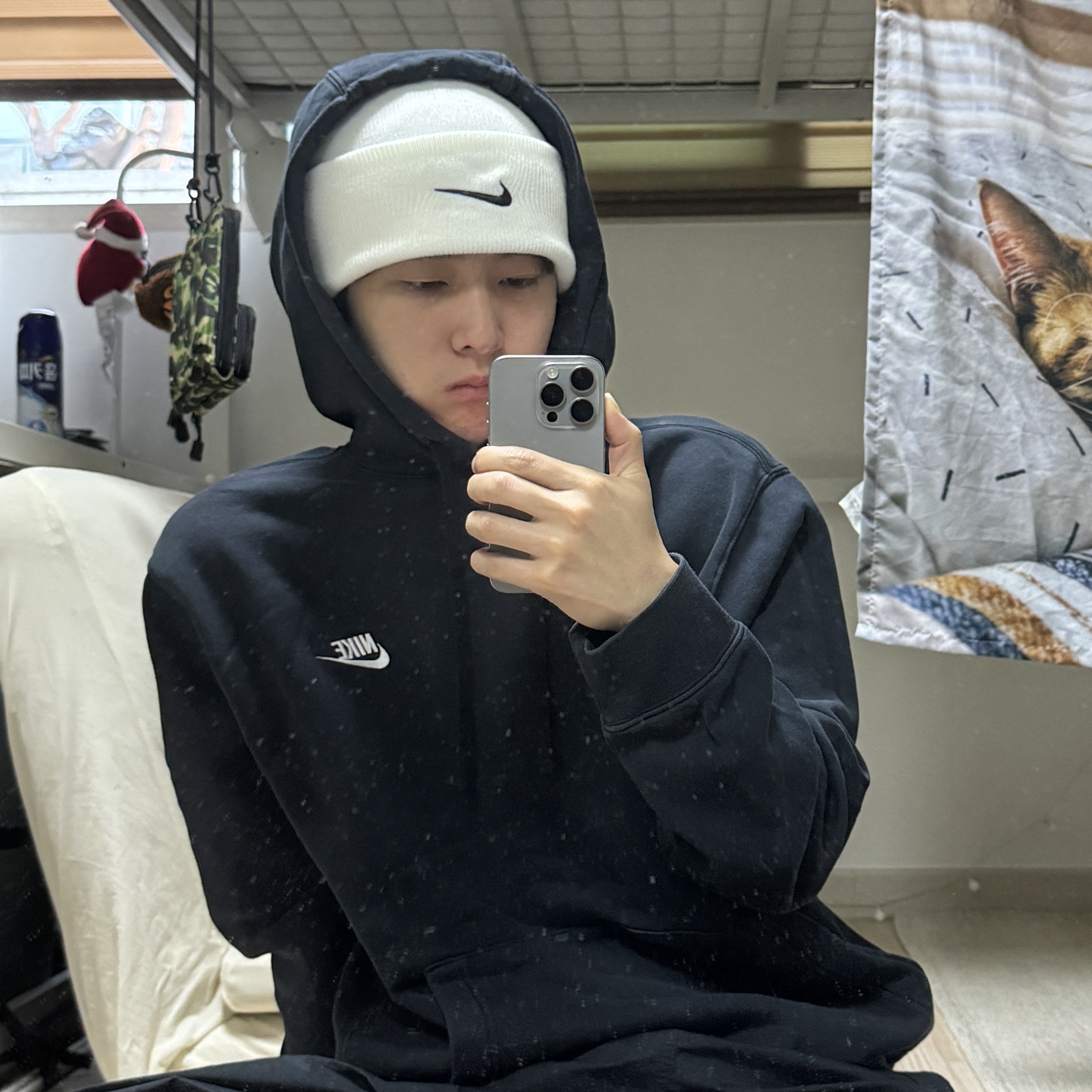 Nike x Stussy NRG Cuffed Beanie Summit White 착용 스타일 - 2