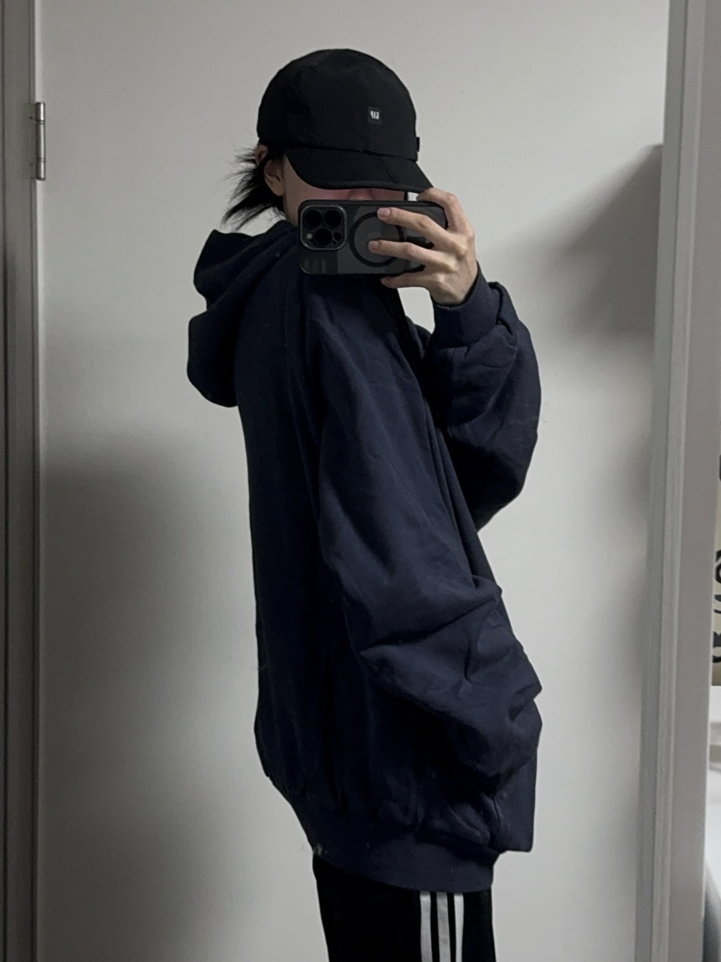Yeezy YZY Zip-Up Hoodie Navy, Yeezy Gap Engineered By Balenciaga Foldable Cap Black 착용 스타일 - 1