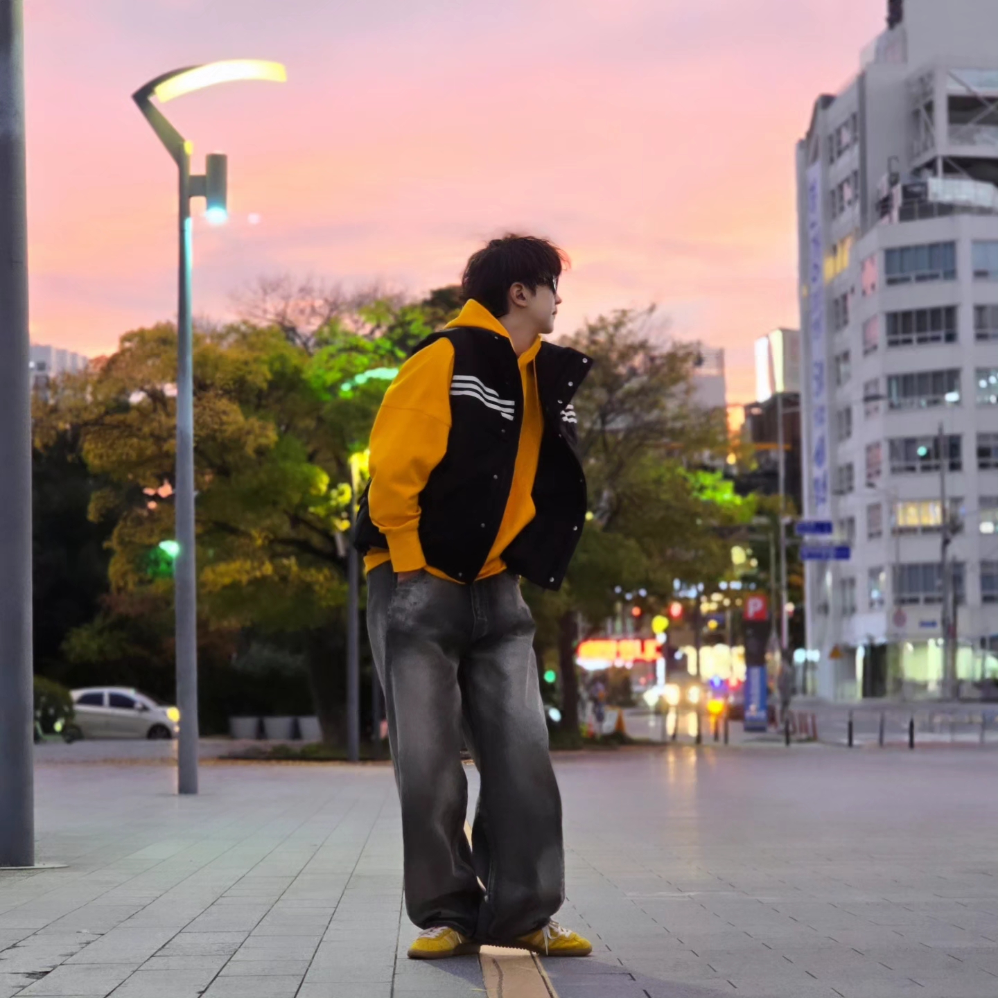 Adidas Originals 70s Padded Gilet Black - KR Sizing, Adidas Neuclassics Hoodie Black - US Sizing 착용 스타일 - 1