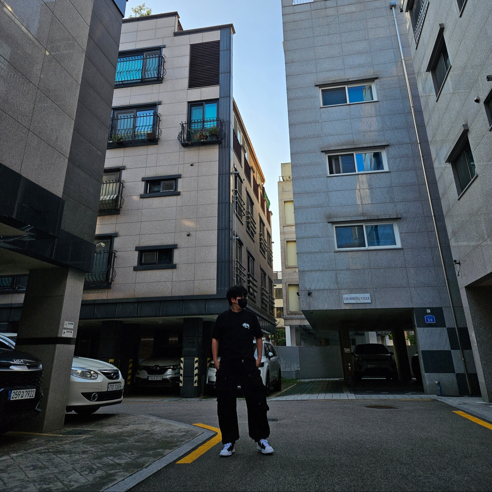 Stussy Dizzy Stock T-Shirt Black, Maison Mihara Yasuhiro Blakey OG Sole Canvas Low-top Sneakers Black White 착용 스타일