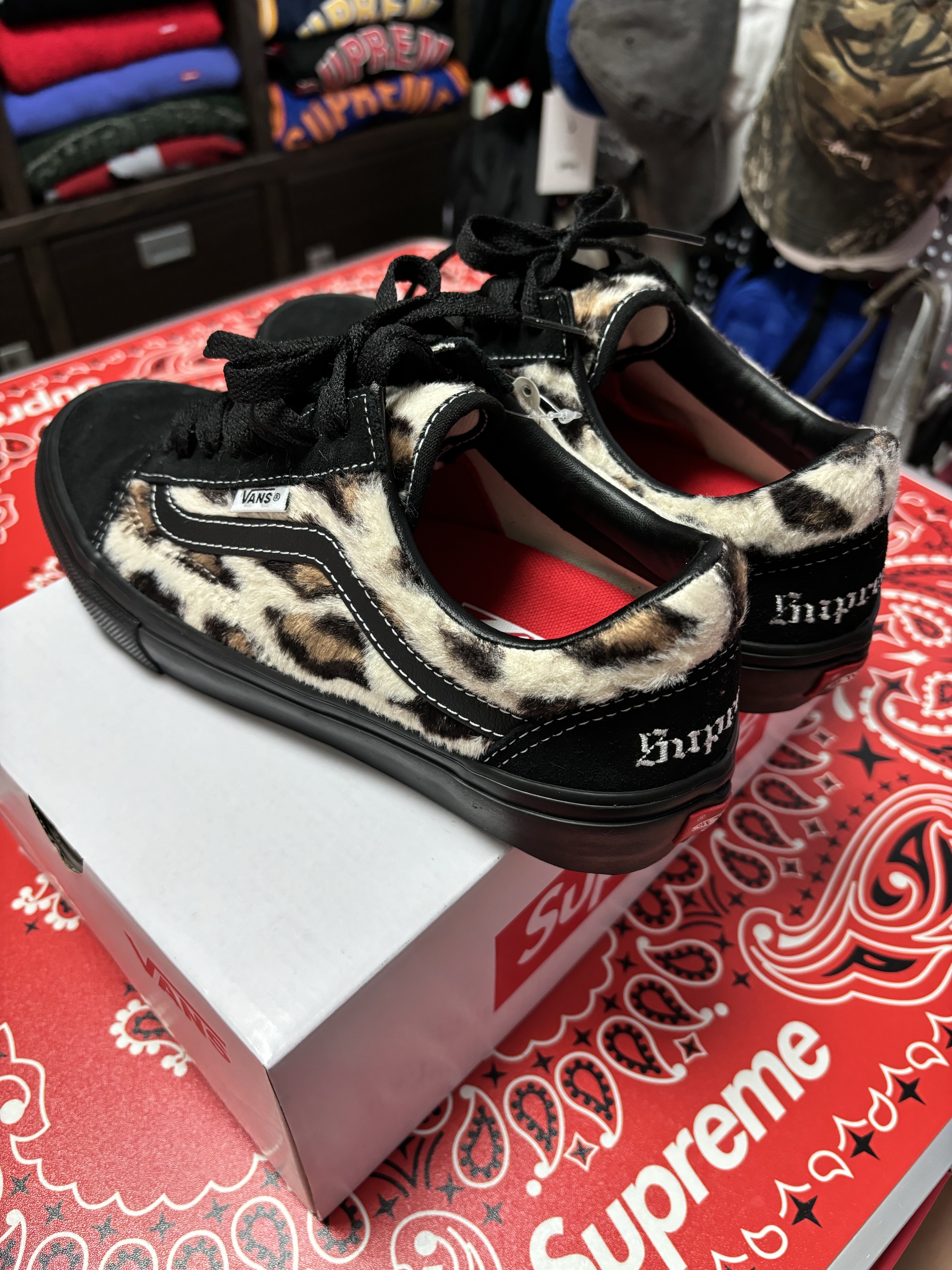 Vans x Supreme Leopard Old Skool Black 착용 스타일 - 1