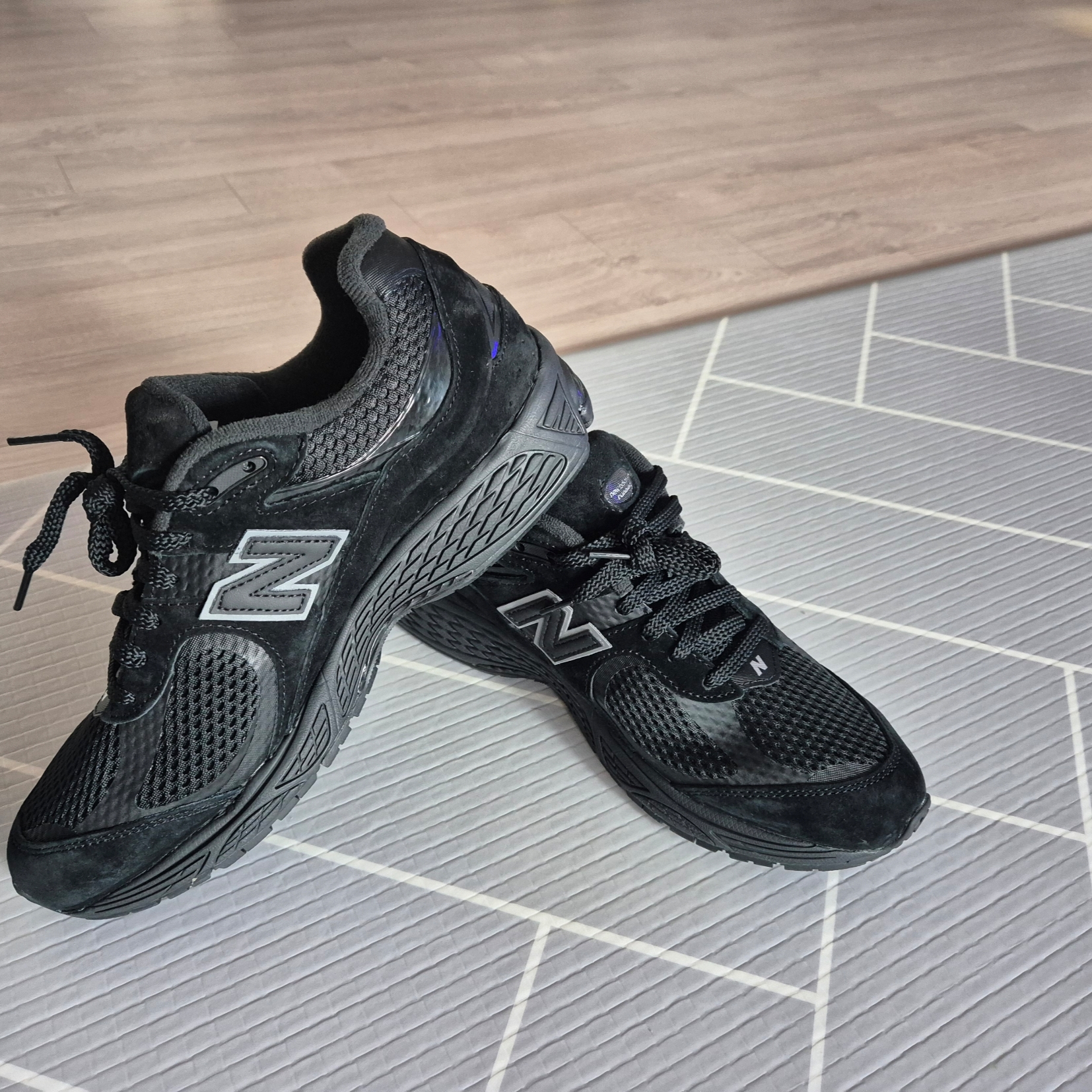 New Balance 2002 Black 착용 스타일