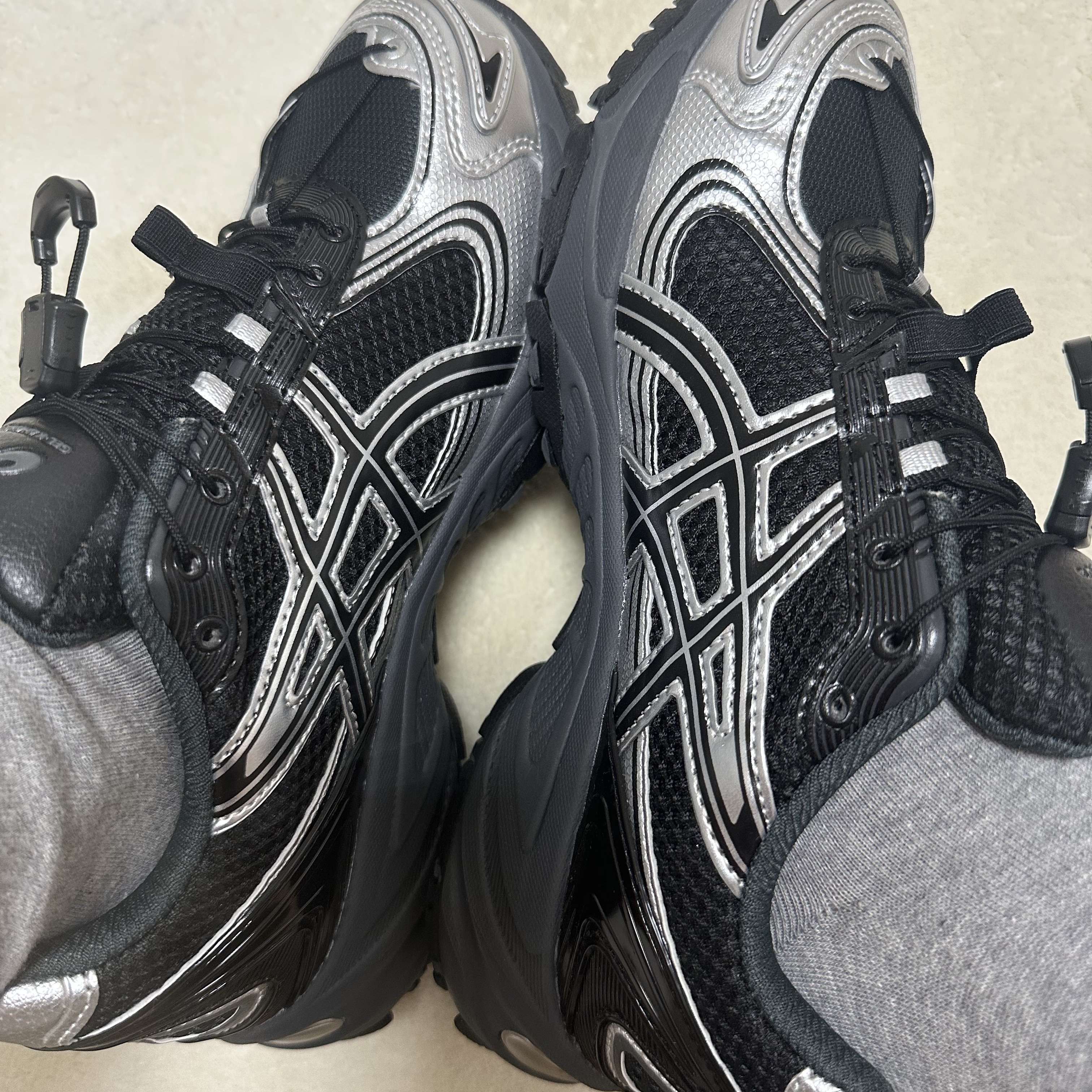 Asics Gel-Kahana TR V4 Carbon Black 착용 스타일 - 2