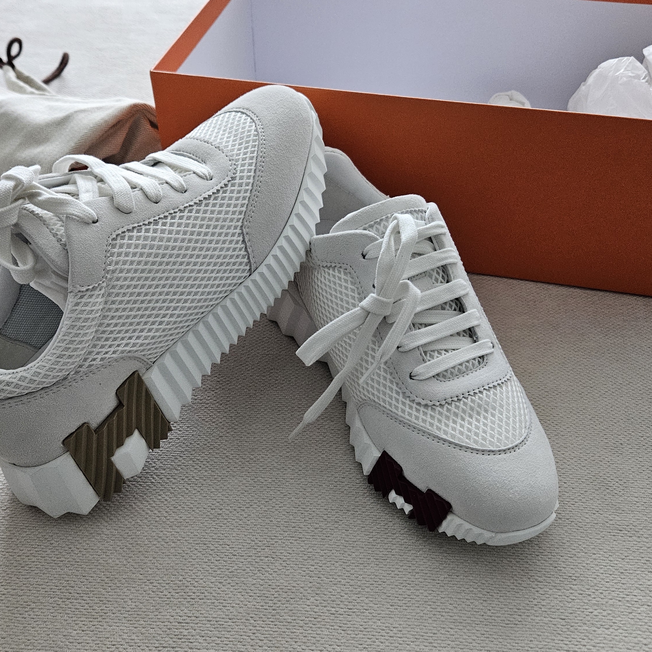 (W) Hermes Bouncing Sneakers Graphic Mesh Suede Goatskin & Blanc 착용 스타일 - 2