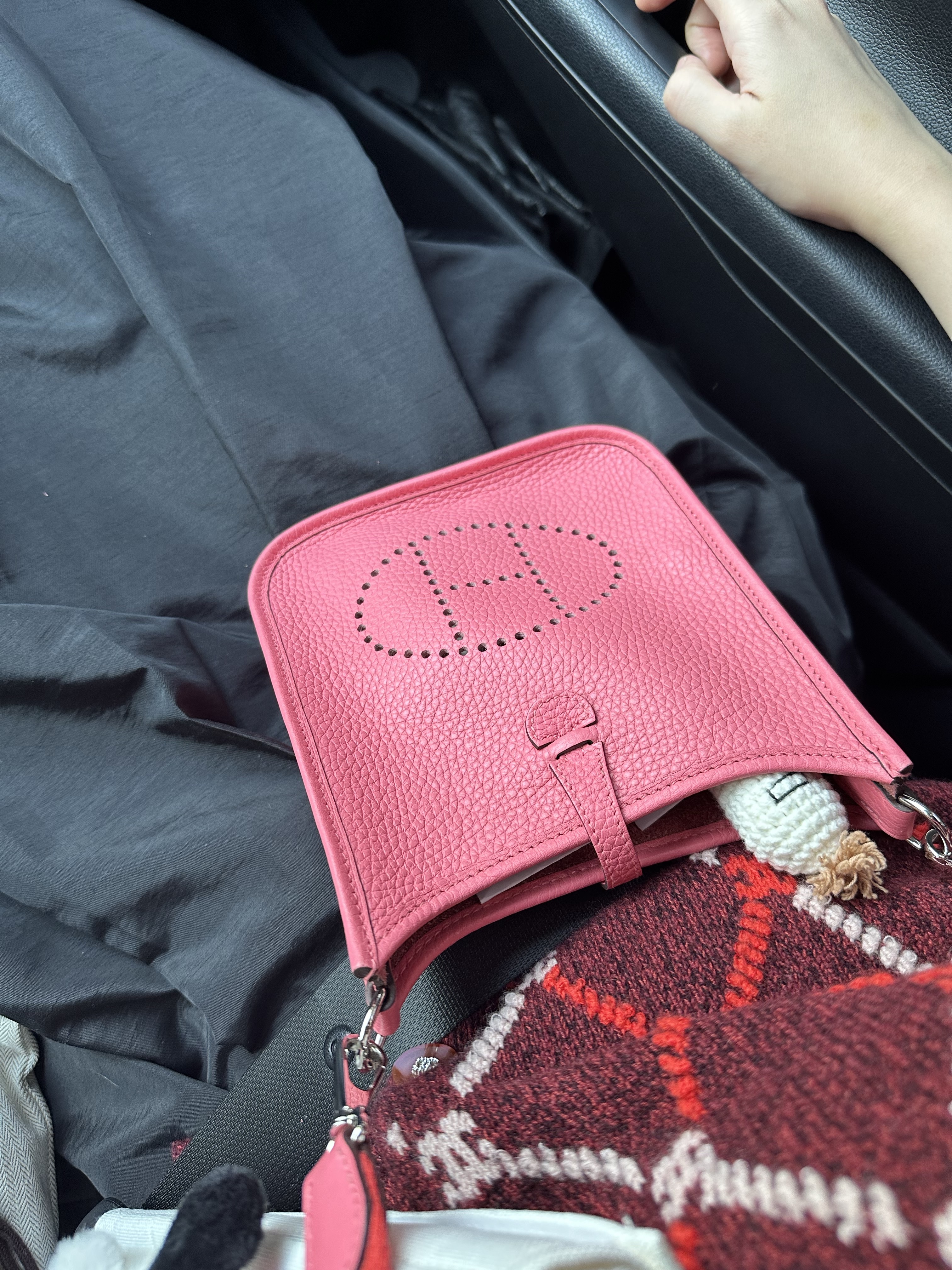 Hermes Evelyne 16 Amazone Bag Clemence & Palladium Rose Azalee Rouge Pivoine 착용 스타일 - 2