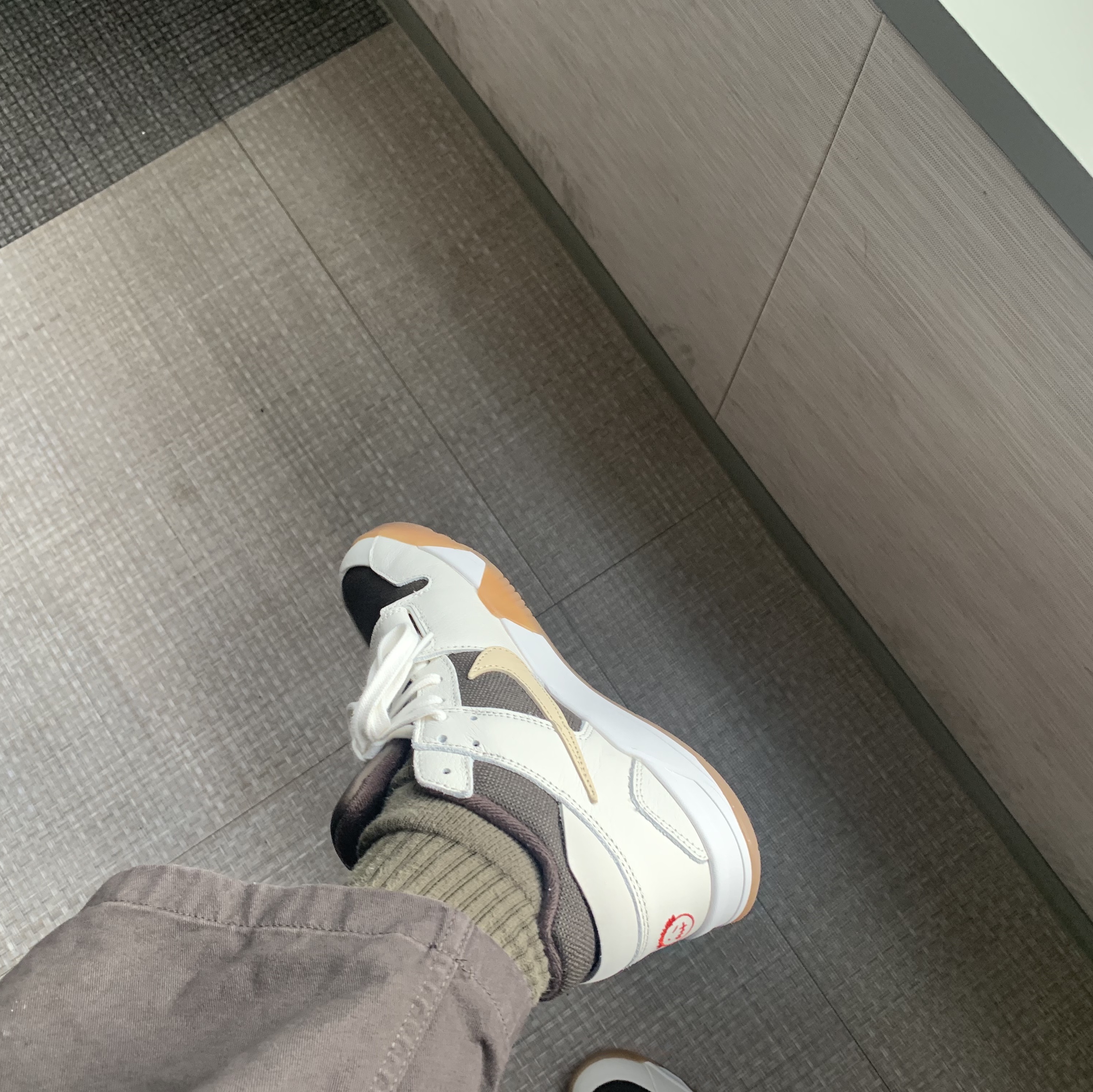 Jordan x Travis Scott Jumpman Jack TR Sail and Dark Mocha 착용 스타일 - 1