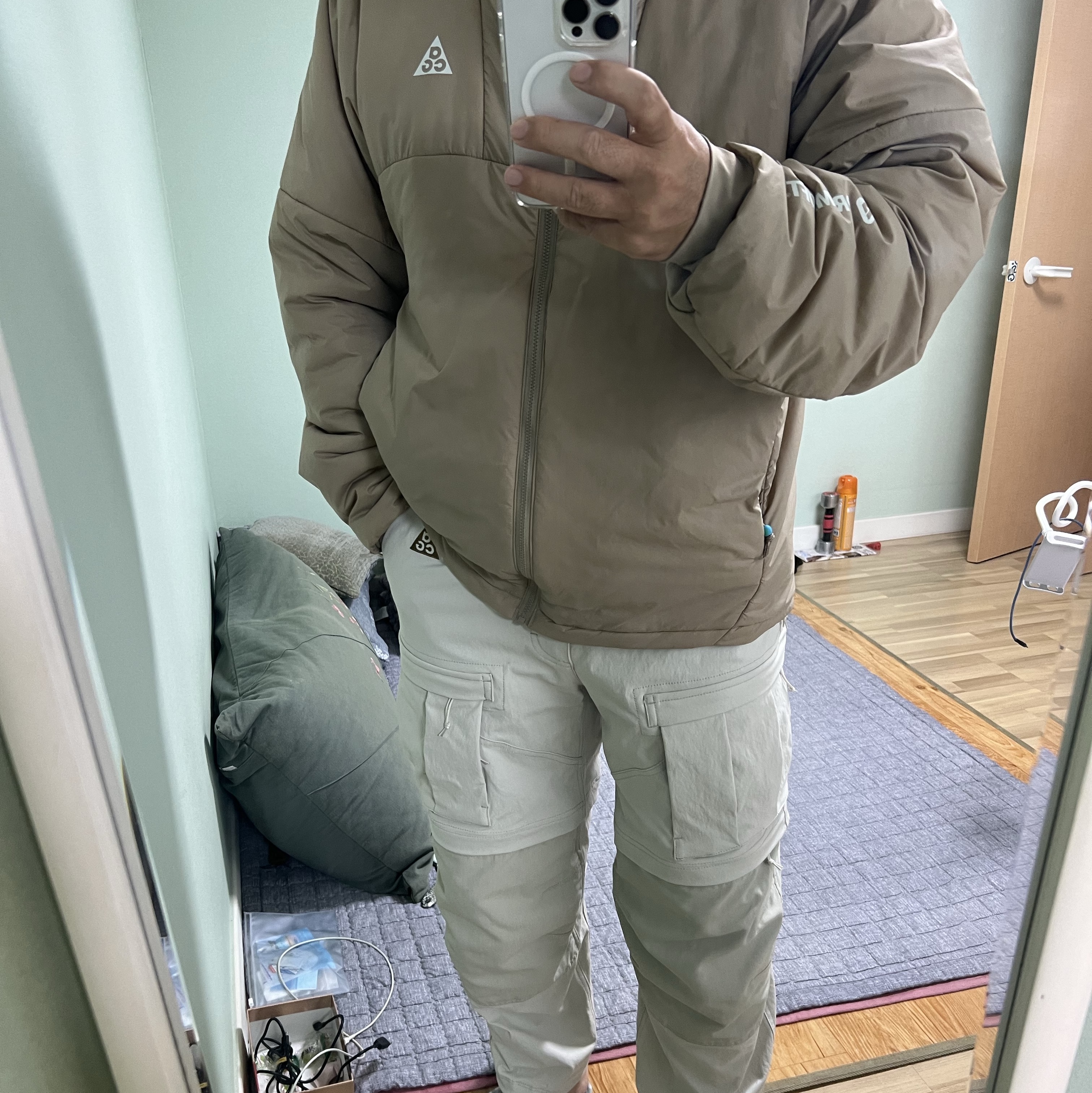 Nike ACG Smith Summit Cargo Pants Light Bone - Asia, Nike ACG Therma-Fit ADV Rope De Dope Jacket Light Iron Ore - Asia 착용 스타일