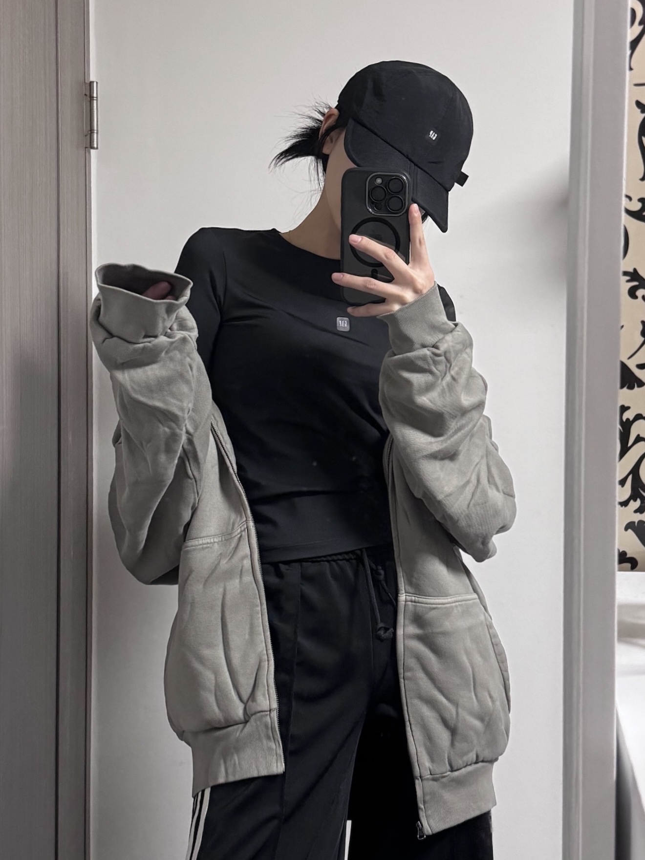 Yeezy YZY Zip-Up Hoodie Grey, Yeezy Gap Engineered By Balenciaga Foldable Cap Black 착용 스타일 - 2