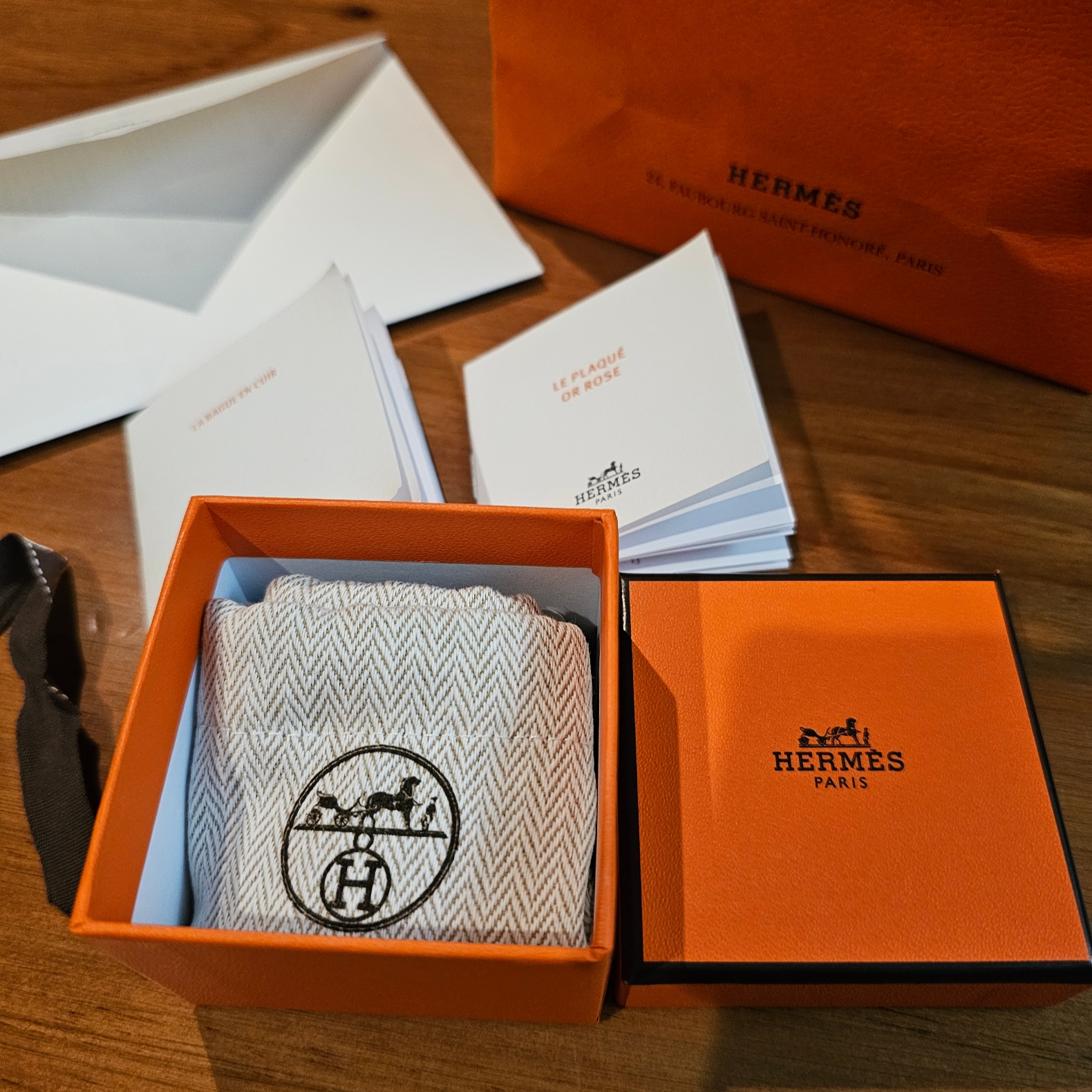 (W) Hermes Large Olympe Ring Calfskin Metal Rose Gold 착용 스타일 - 3
