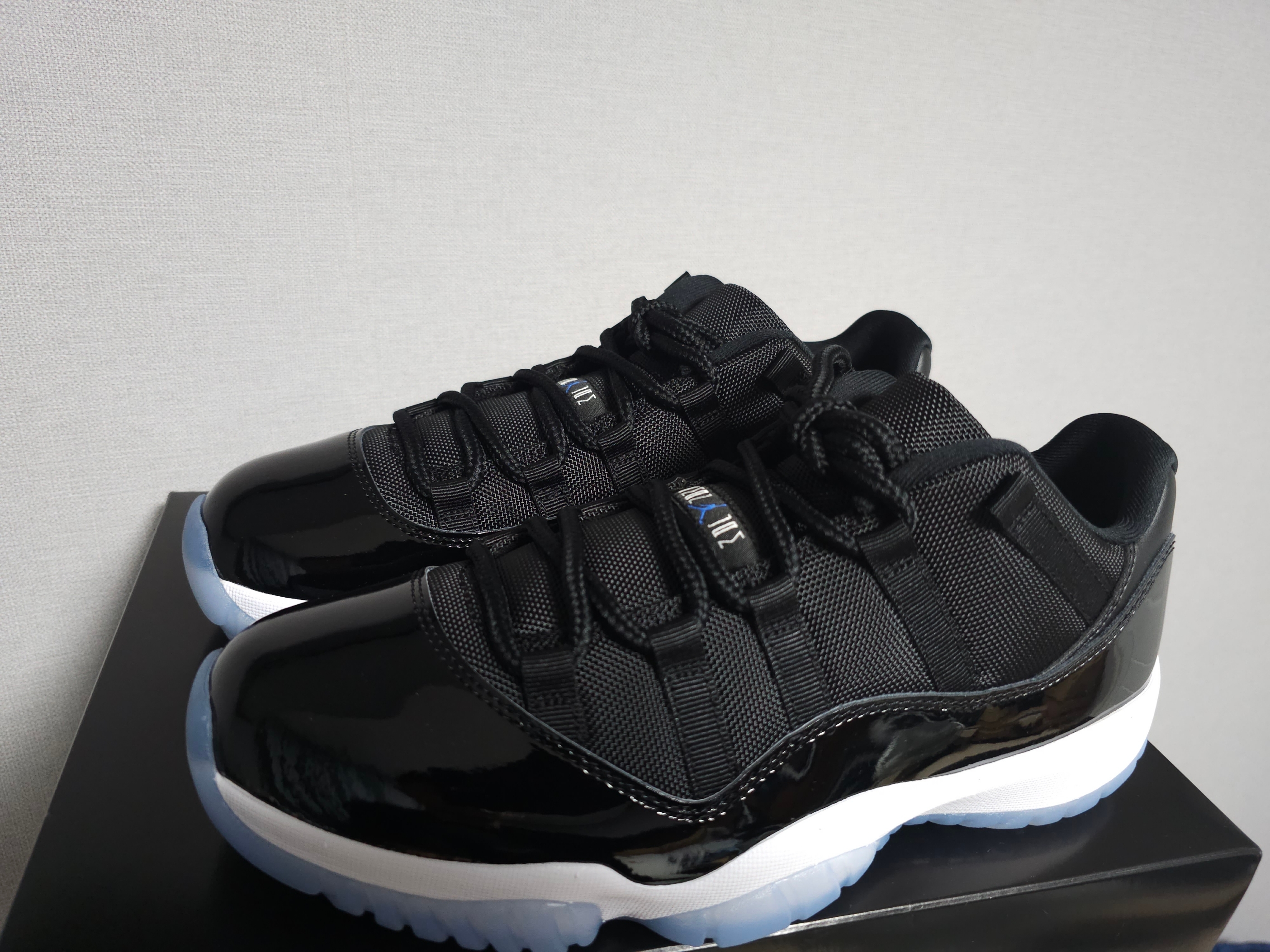 Jordan 11 Retro Low Black and Varsity Royal 착용 스타일