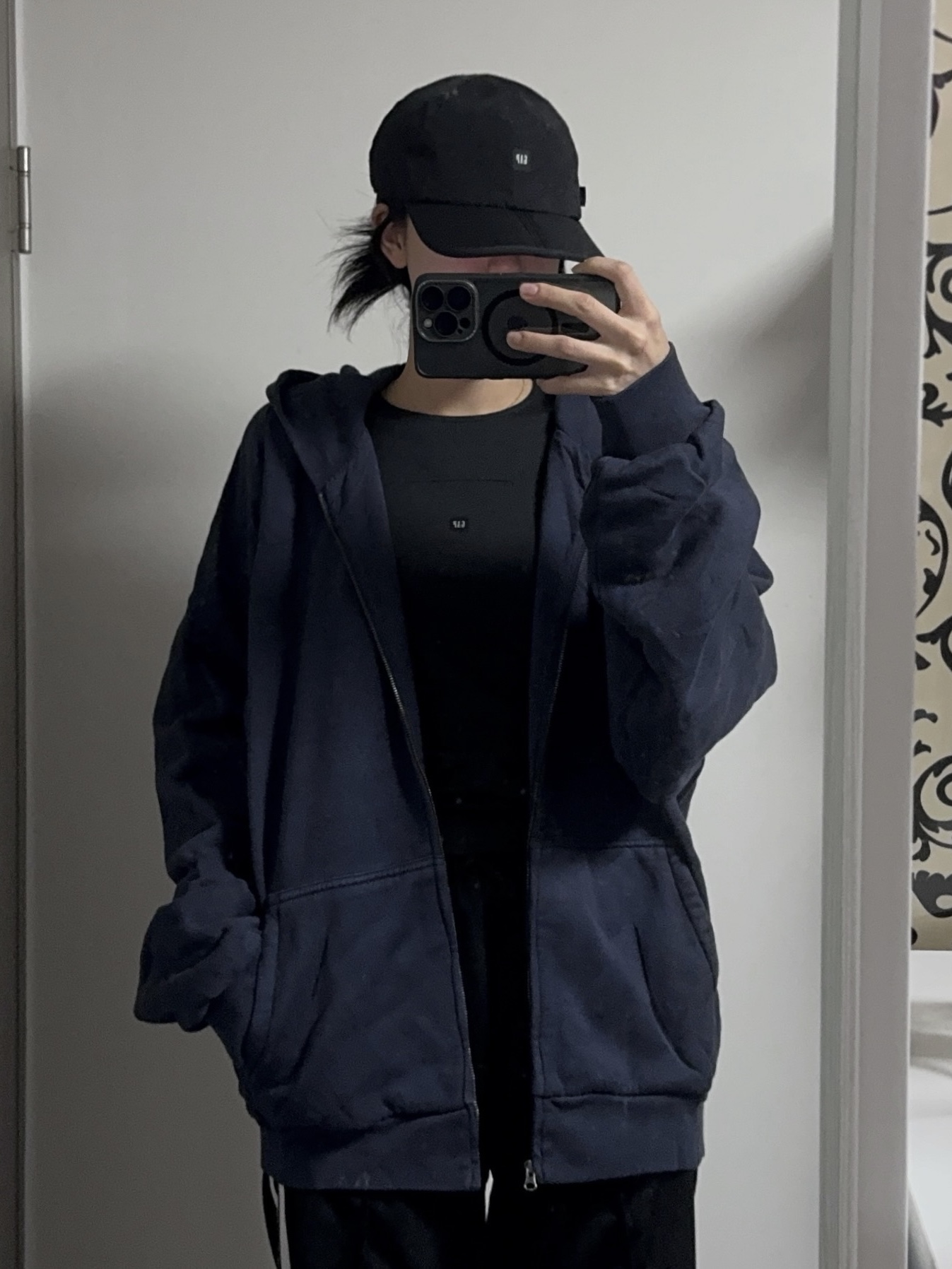 Yeezy YZY Zip-Up Hoodie Navy, Yeezy Gap Engineered By Balenciaga Foldable Cap Black 착용 스타일 - 2
