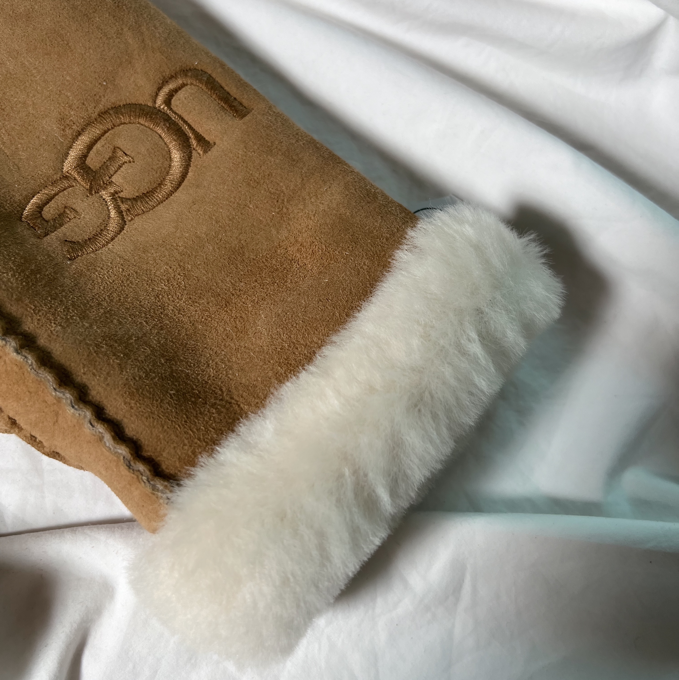 (W) UGG Shearling Embroider Mitten Chestnut 착용 스타일
